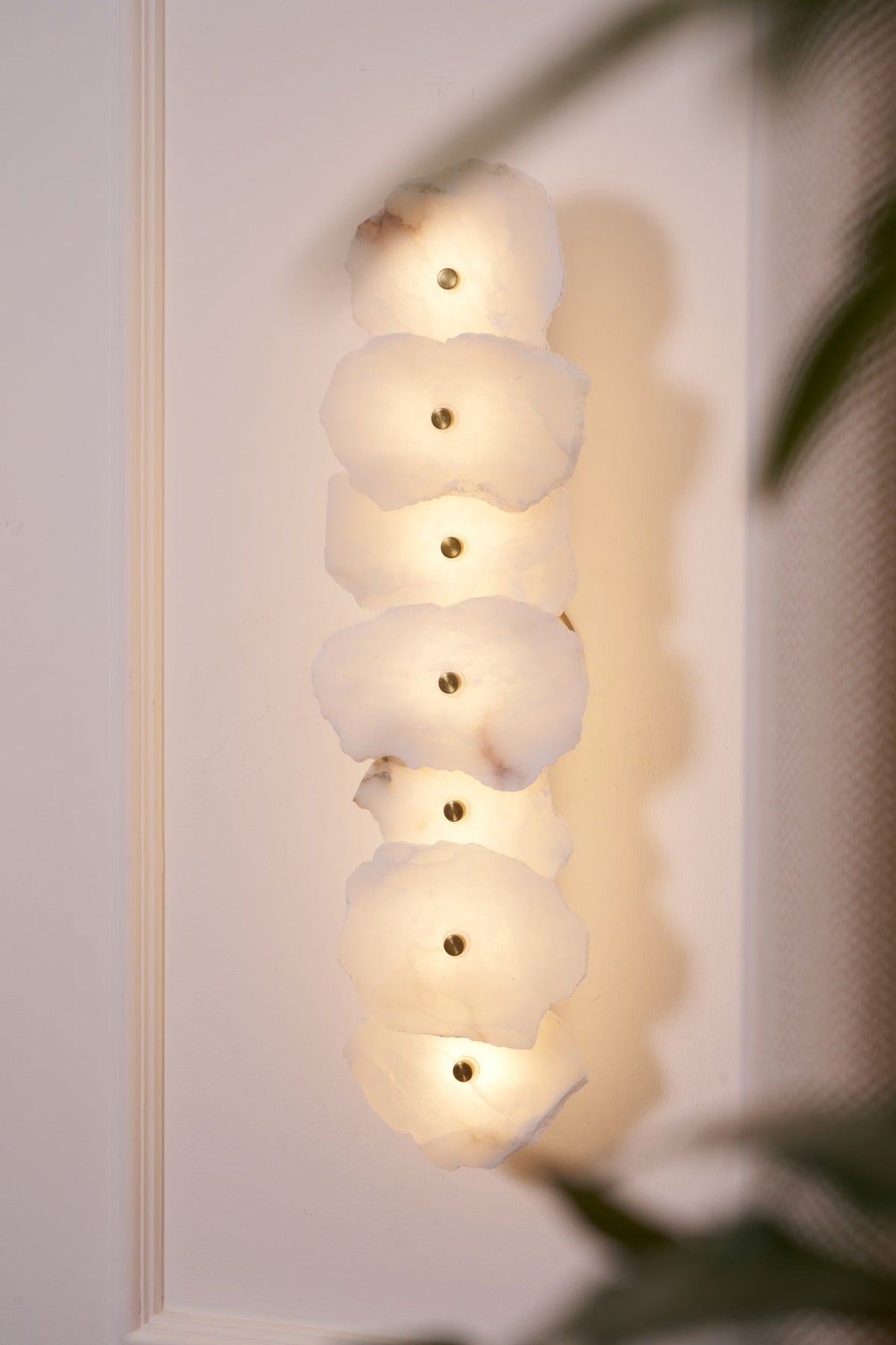 Alaeila Blumen-Cluster Alabaster-Wandleuchte
