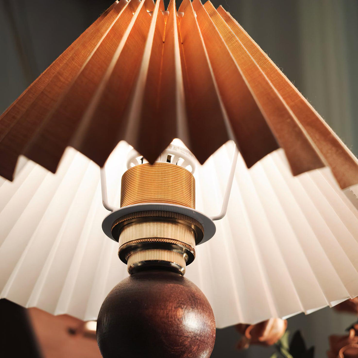 Rinenina Tischleuchte aus Holz und Stoff im Vintage-Stil
