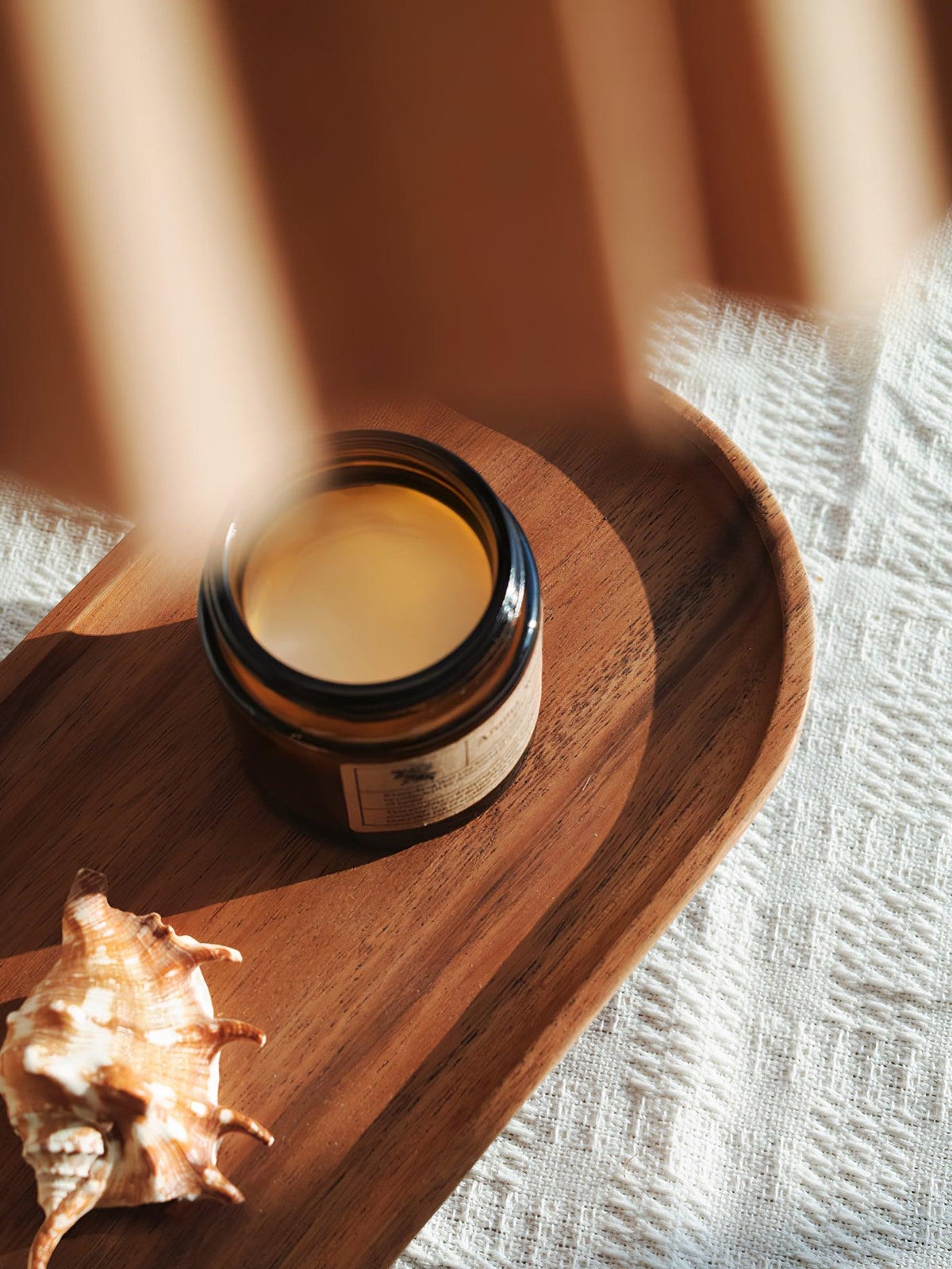 Rinenina Tischleuchte aus Holz und Stoff im Vintage-Stil