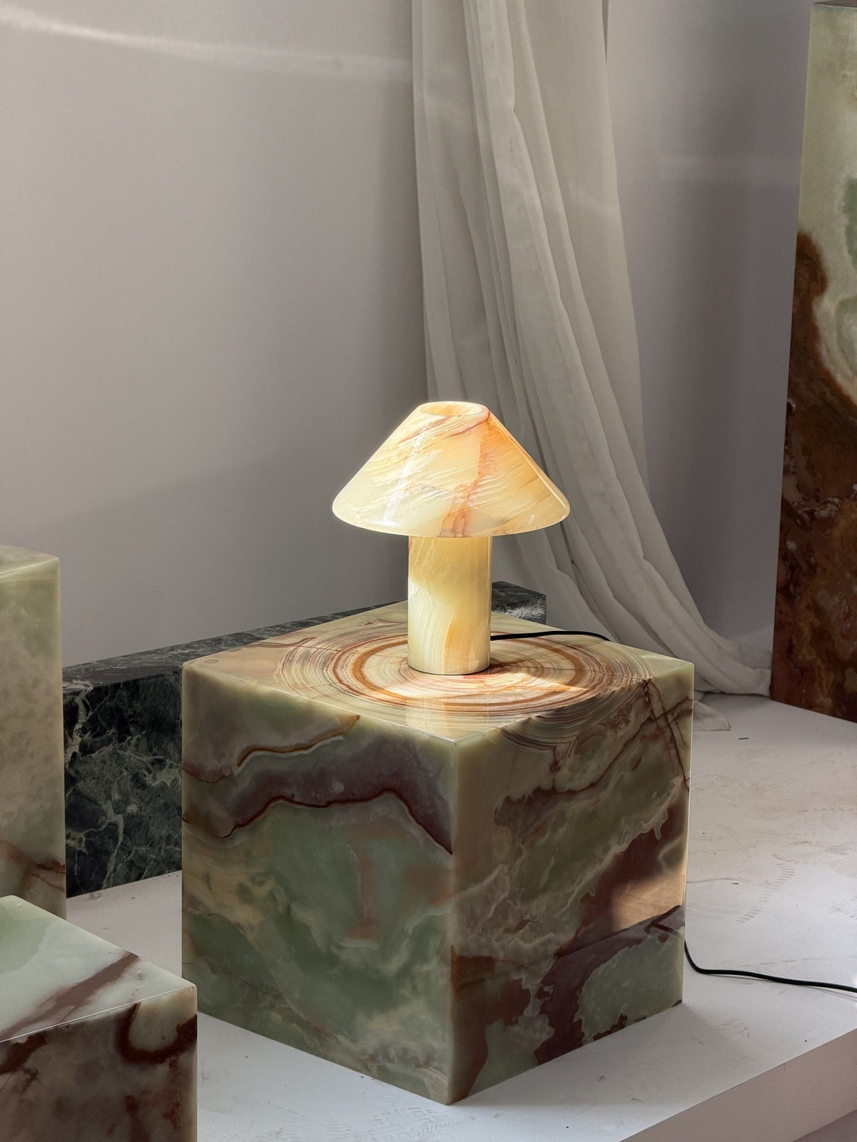 Pillar Stone Tischleuchte Cyan Onyx