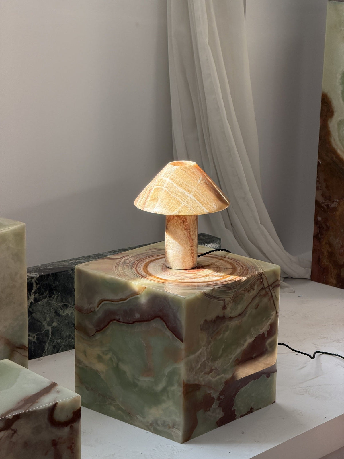 Pillar Stone Tischleuchte Cyan Onyx