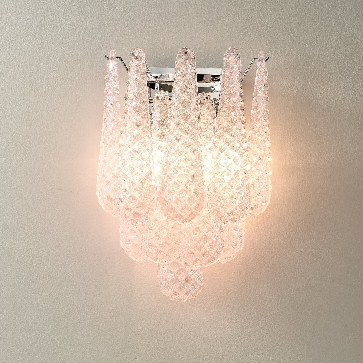 Eirelora Wandleuchte aus rosa Waffelglas im modernen Stil