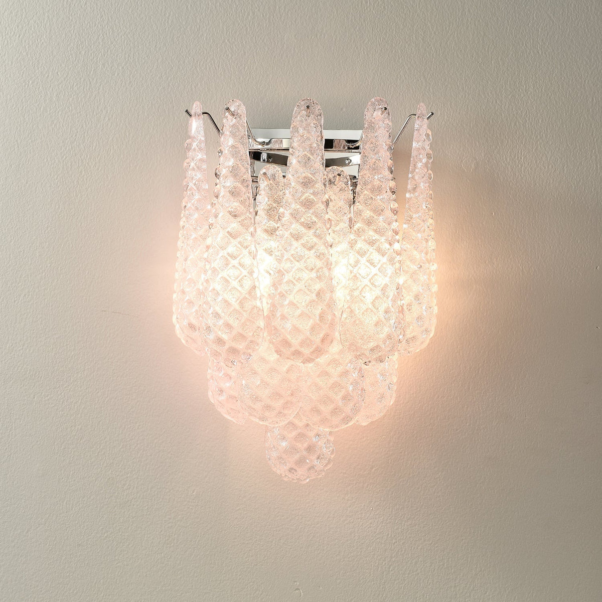 Eirelora Wandleuchte aus rosa Waffelglas im modernen Stil