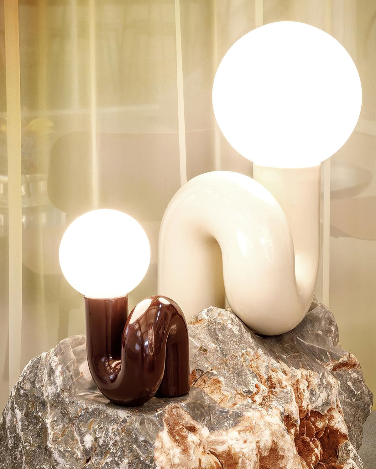 Soreeon Tischlampe Playful N-Form in Weiß