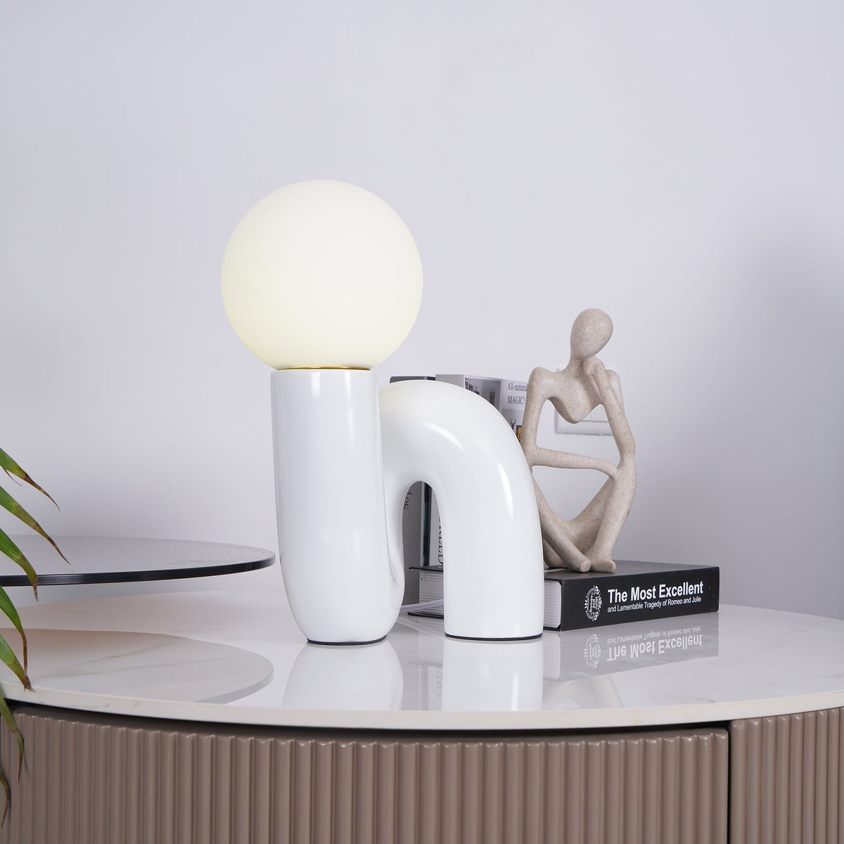 Soreeon Tischlampe Playful N-Form in Weiß