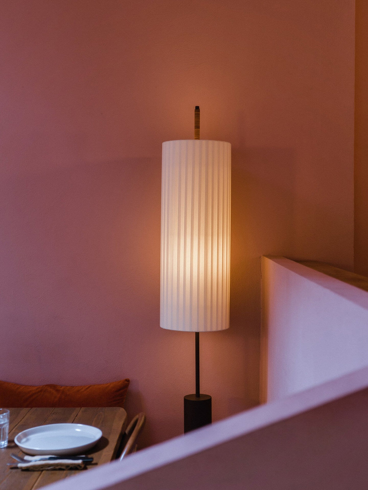 Novalise Zylinder-Stehleuchte mit Faltenwurf-Lampenschirm, zeitgenössisch minimalistisches Design für das Wohnzimmer