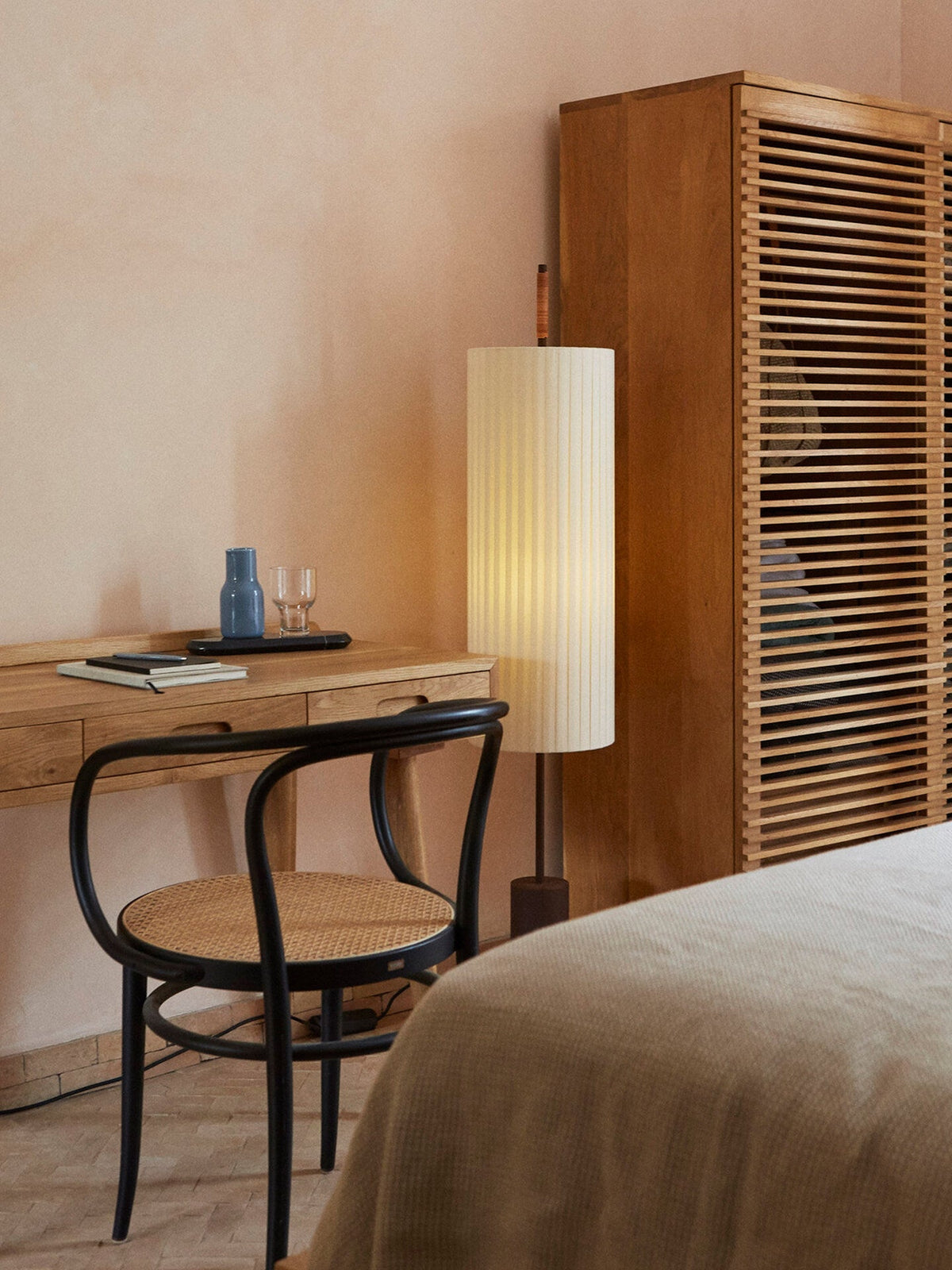 Novalise Zylinder-Stehleuchte mit Faltenwurf-Lampenschirm, zeitgenössisch minimalistisches Design für das Wohnzimmer