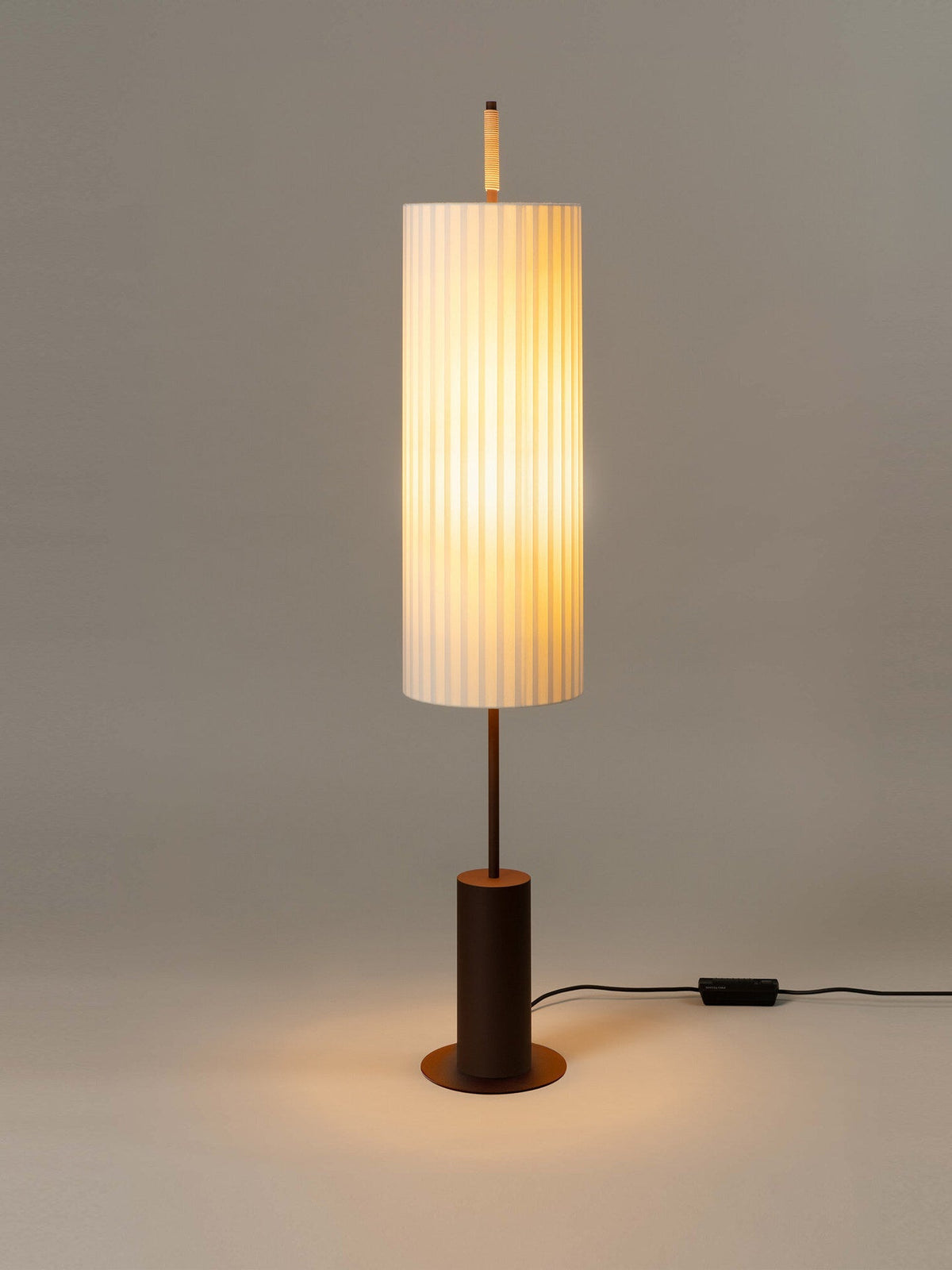 Novalise Zylinder-Stehleuchte mit Faltenwurf-Lampenschirm, zeitgenössisch minimalistisches Design für das Wohnzimmer