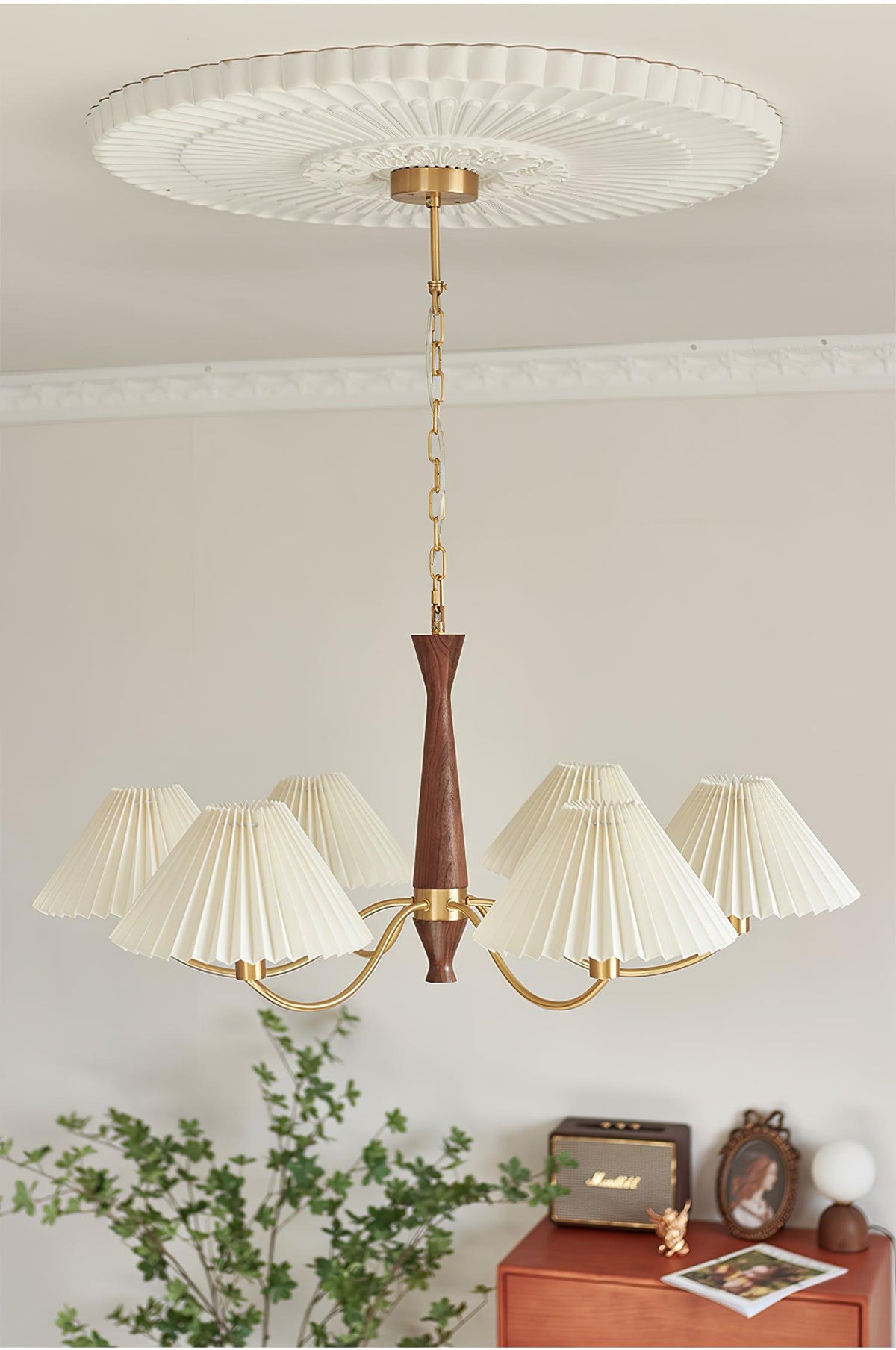 Calivine Kronleuchter mit Falten und weißen Lampenschirmen im Mid-Century-Stil