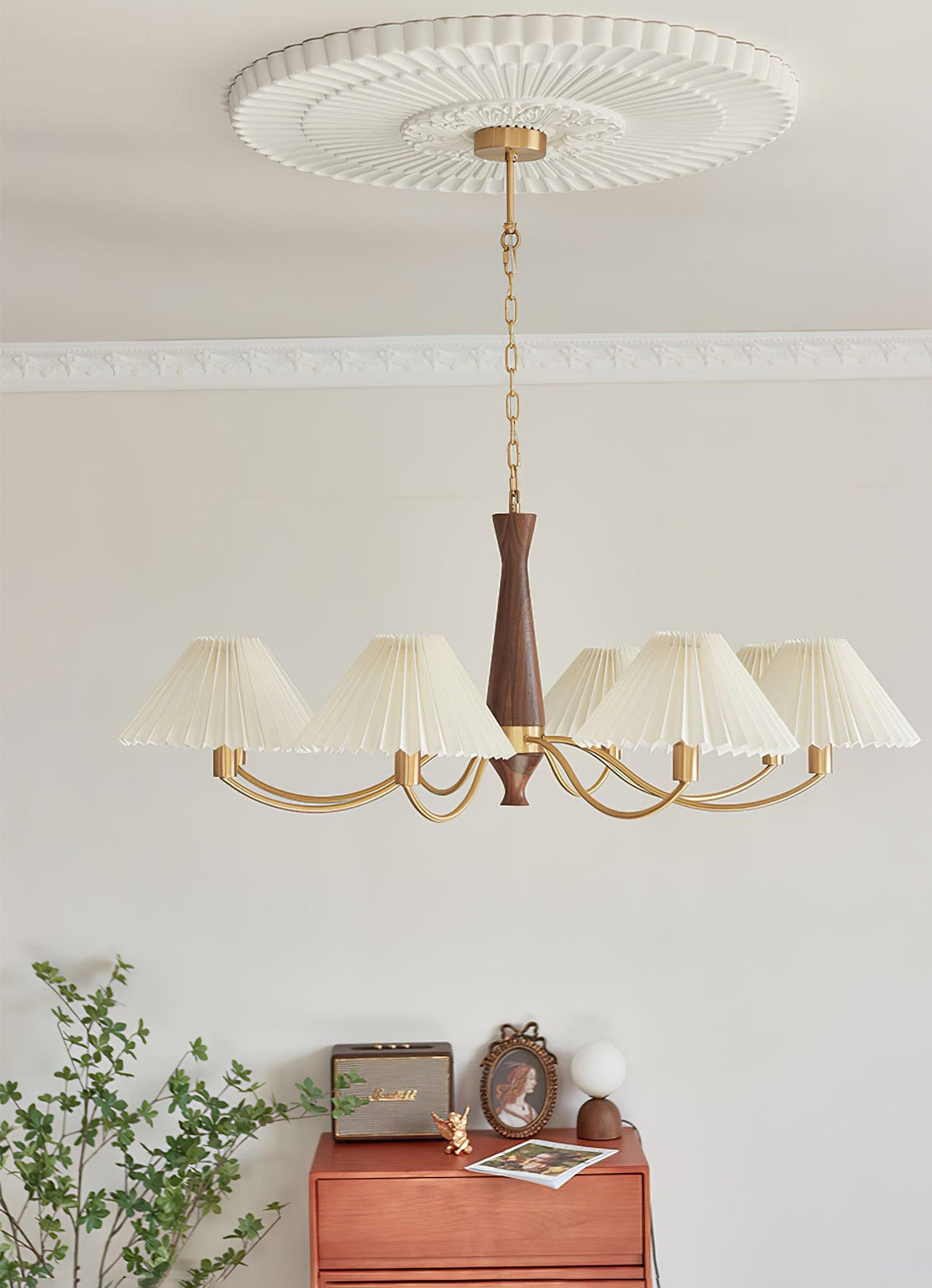 Calivine Kronleuchter mit Falten und weißen Lampenschirmen im Mid-Century-Stil