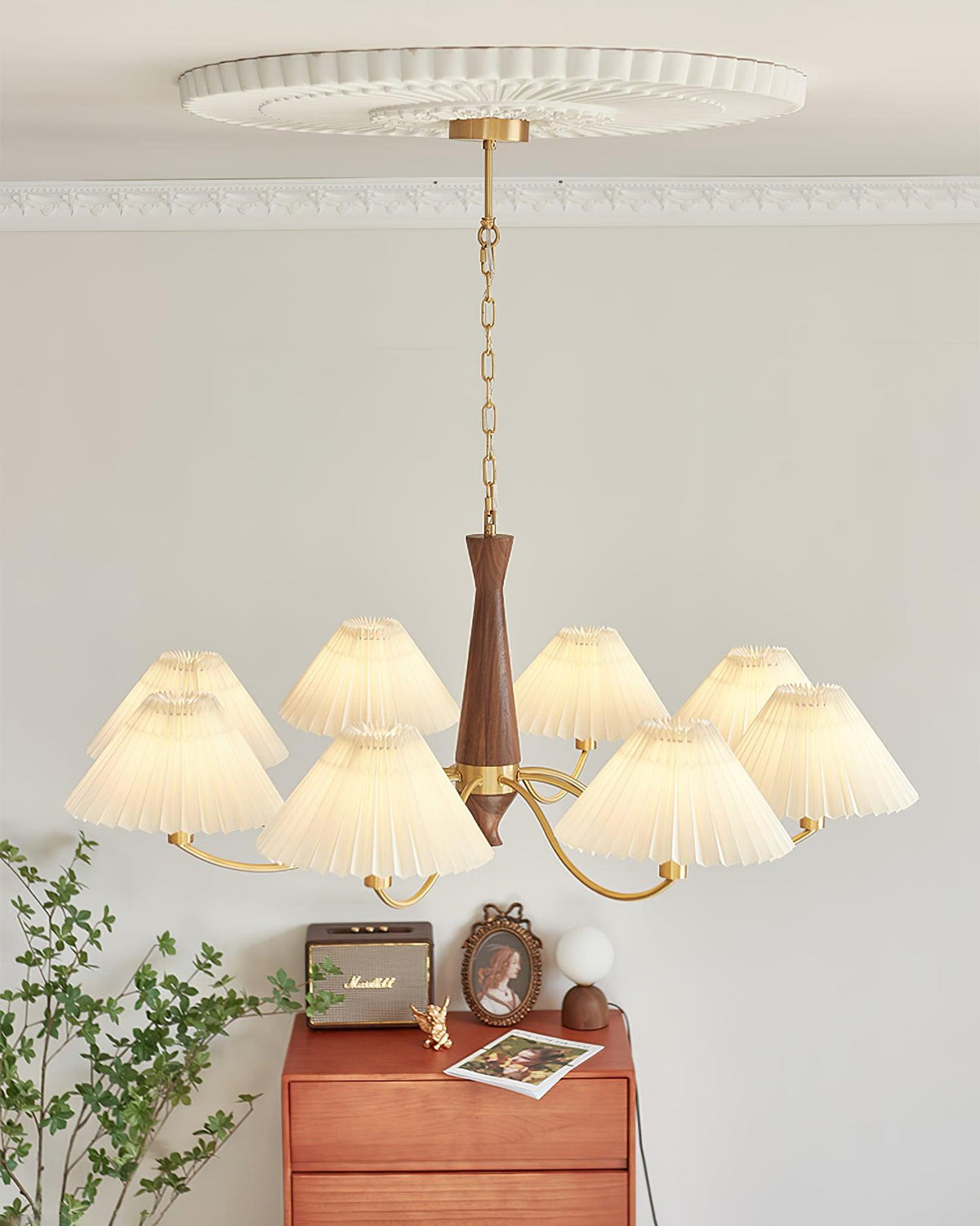 Calivine Kronleuchter mit Falten und weißen Lampenschirmen im Mid-Century-Stil