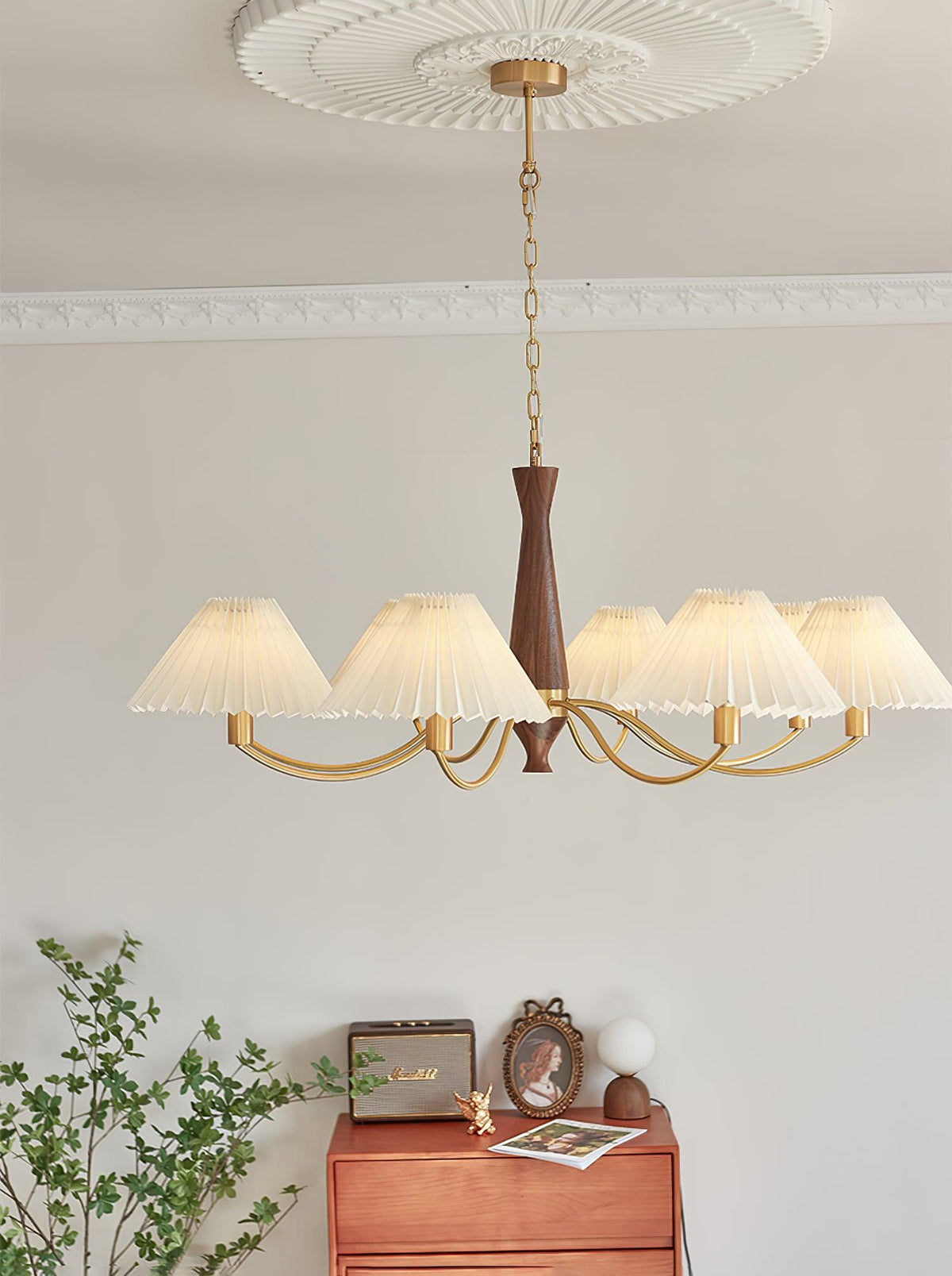 Calivine Kronleuchter mit Falten und weißen Lampenschirmen im Mid-Century-Stil