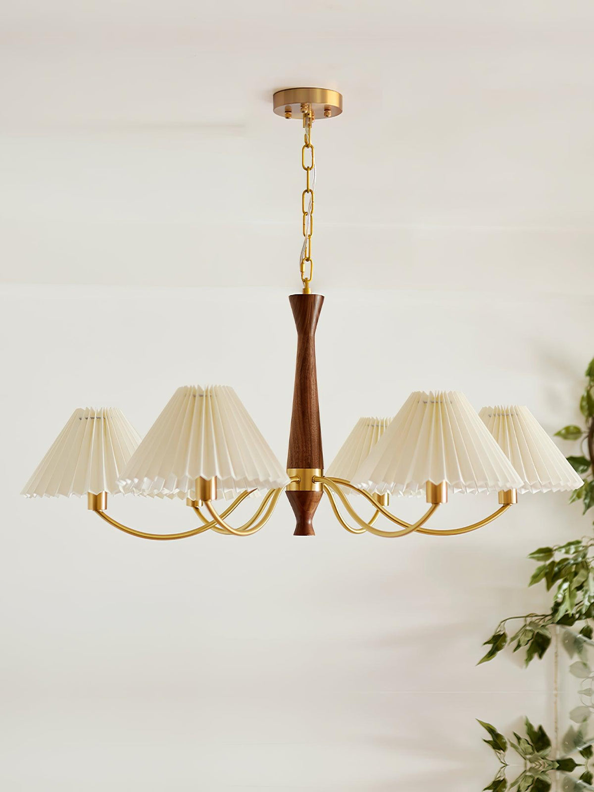 Calivine Kronleuchter mit Falten und weißen Lampenschirmen im Mid-Century-Stil