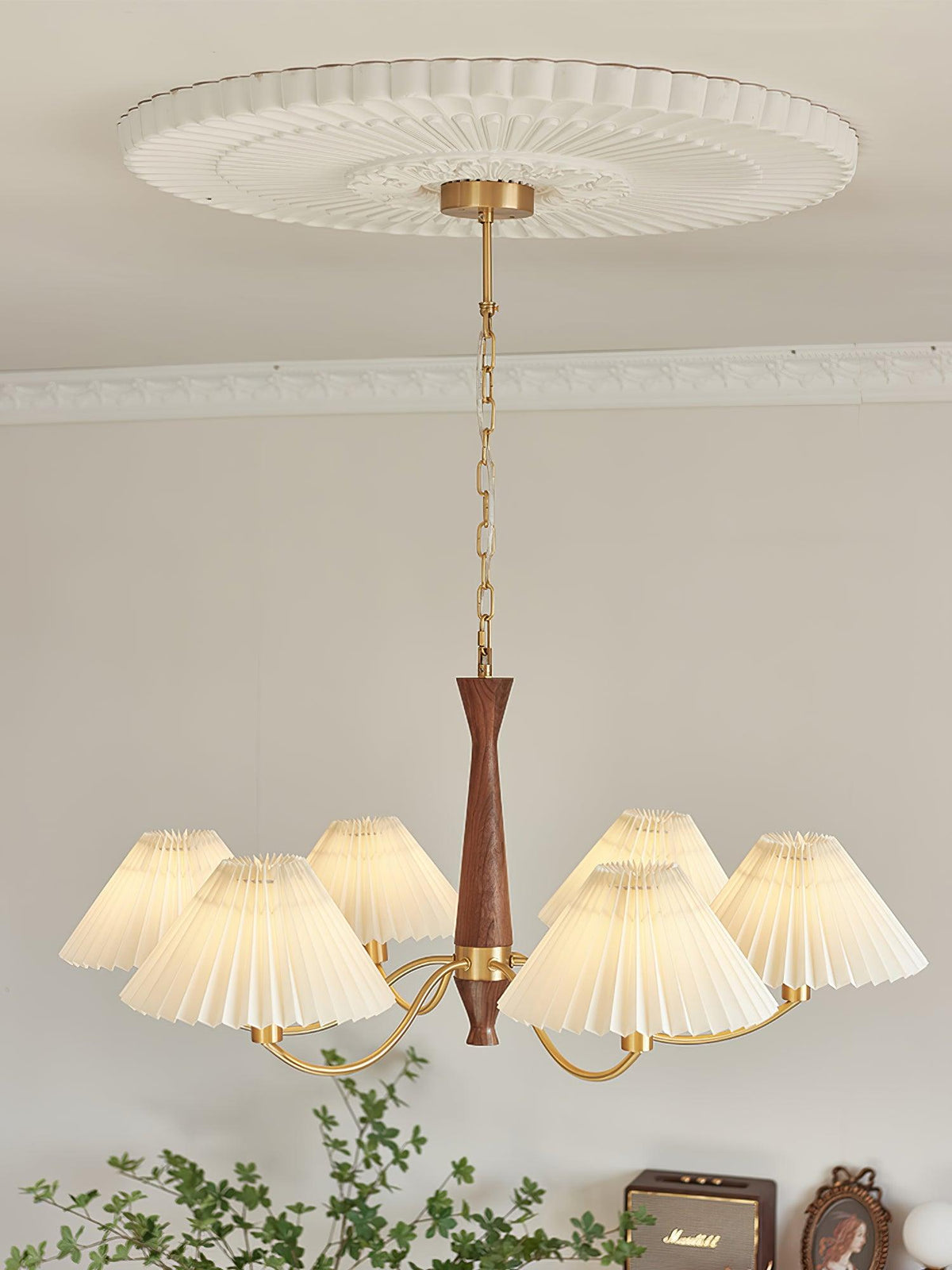 Calivine Kronleuchter mit Falten und weißen Lampenschirmen im Mid-Century-Stil