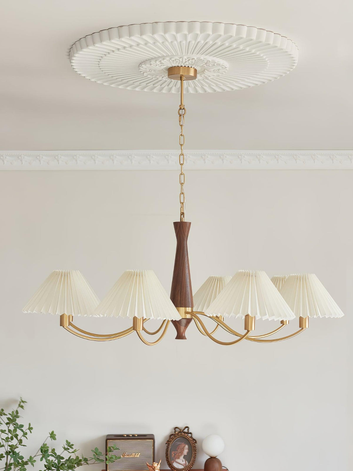 Calivine Kronleuchter mit Falten und weißen Lampenschirmen im Mid-Century-Stil