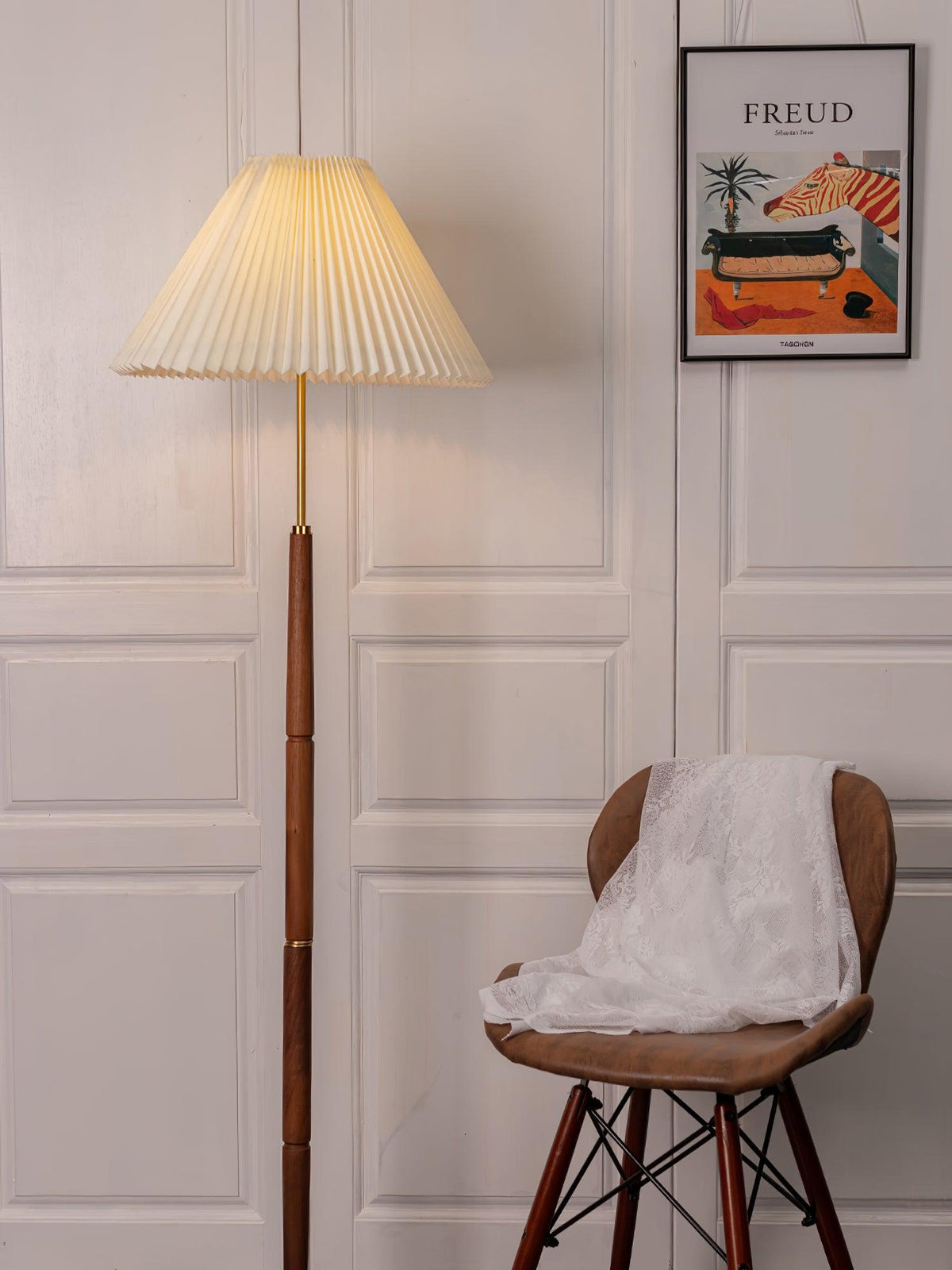 Syleina Minimalistische Stehleuchte aus massivem Holz