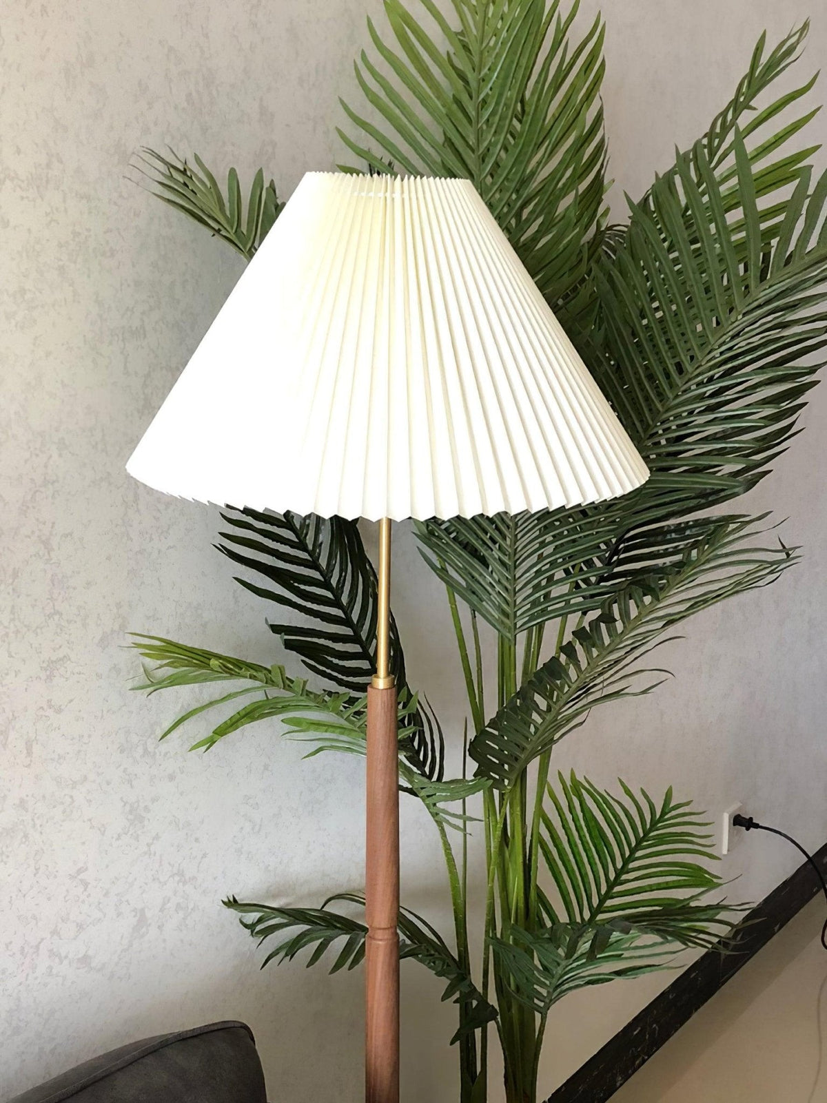 Syleina Minimalistische Stehleuchte aus massivem Holz
