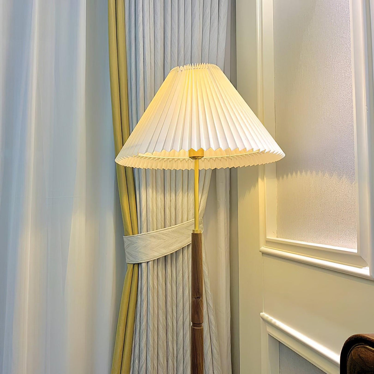 Syleina Minimalistische Stehleuchte aus massivem Holz