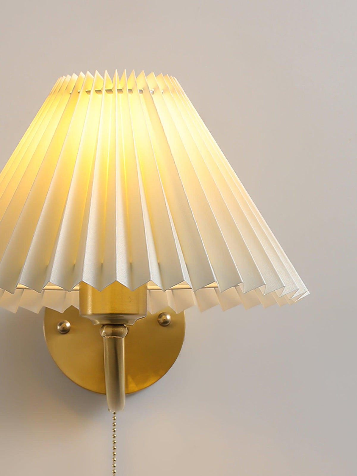 Dovrin Elegance gefaltete Messing-Stoff-Wandleuchte