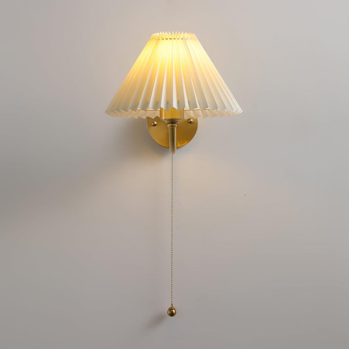 Dovrin Elegance gefaltete Messing-Stoff-Wandleuchte