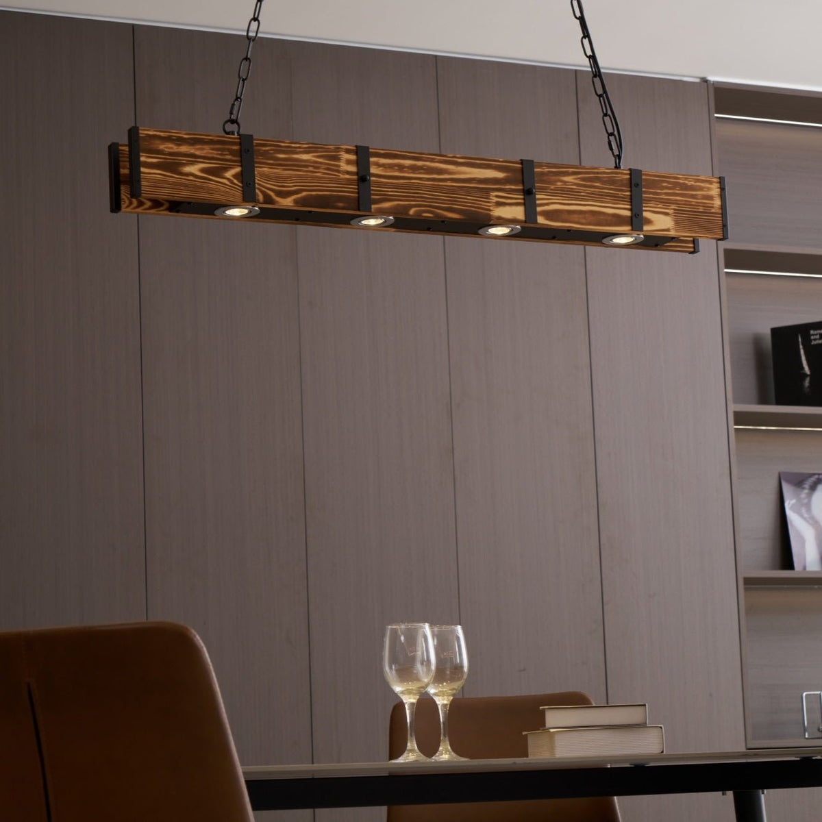 Aldelena Kronleuchter Pleva linear aus Naturholz