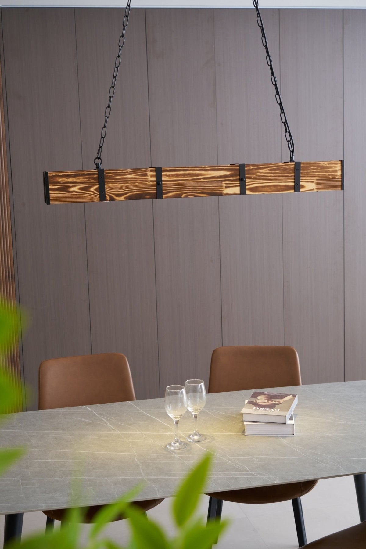 Aldelena Kronleuchter Pleva linear aus Naturholz