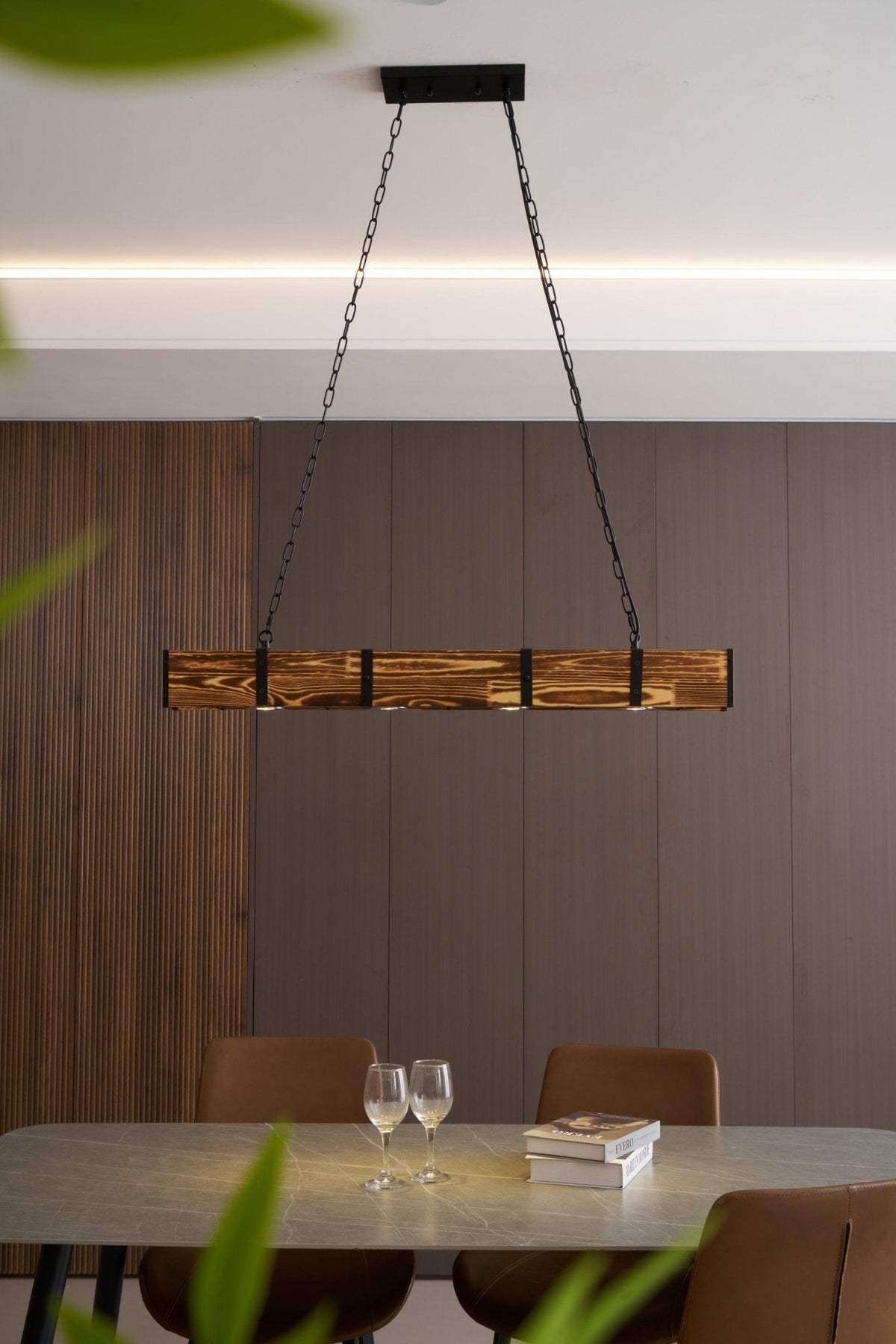 Aldelena Kronleuchter Pleva linear aus Naturholz