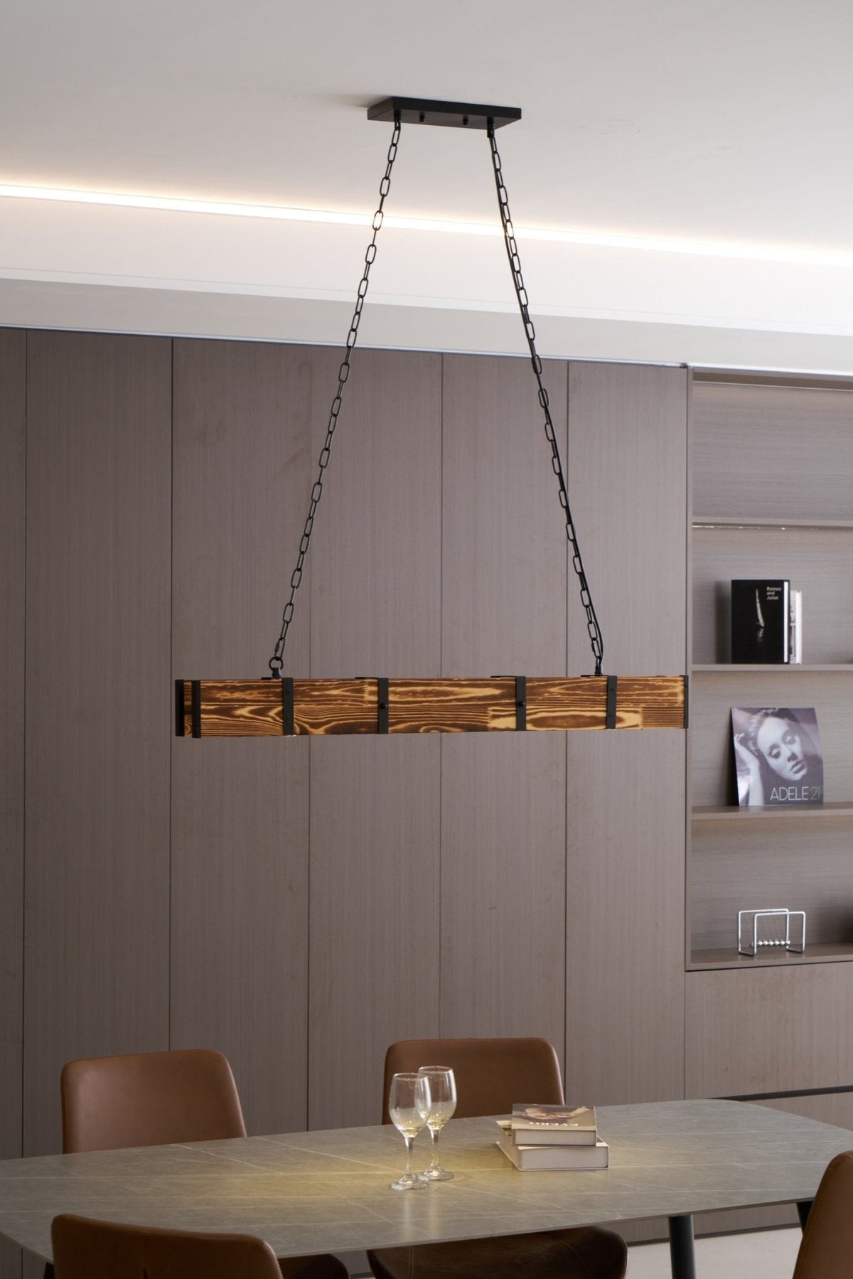 Aldelena Kronleuchter Pleva linear aus Naturholz
