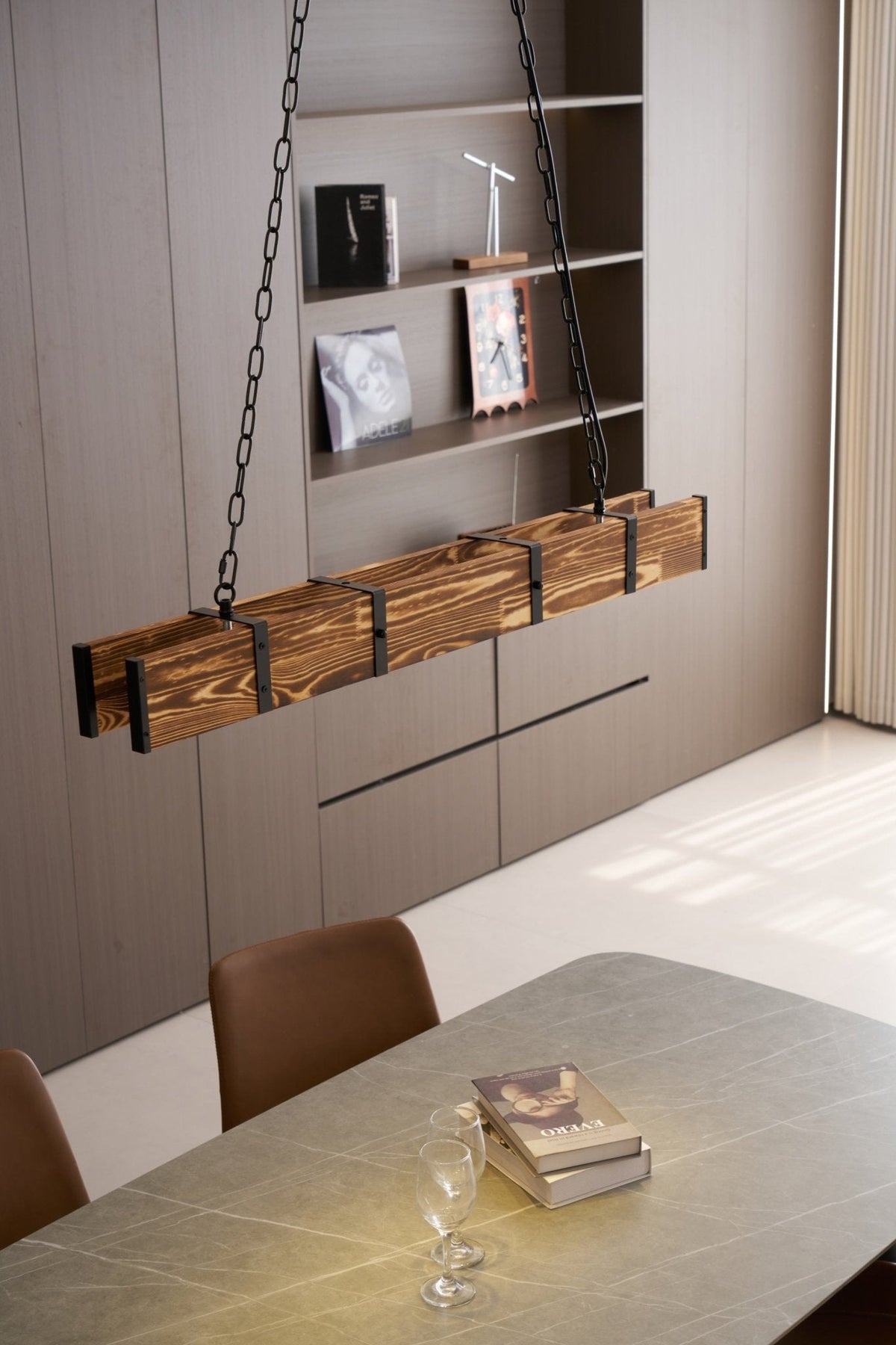 Aldelena Kronleuchter Pleva linear aus Naturholz