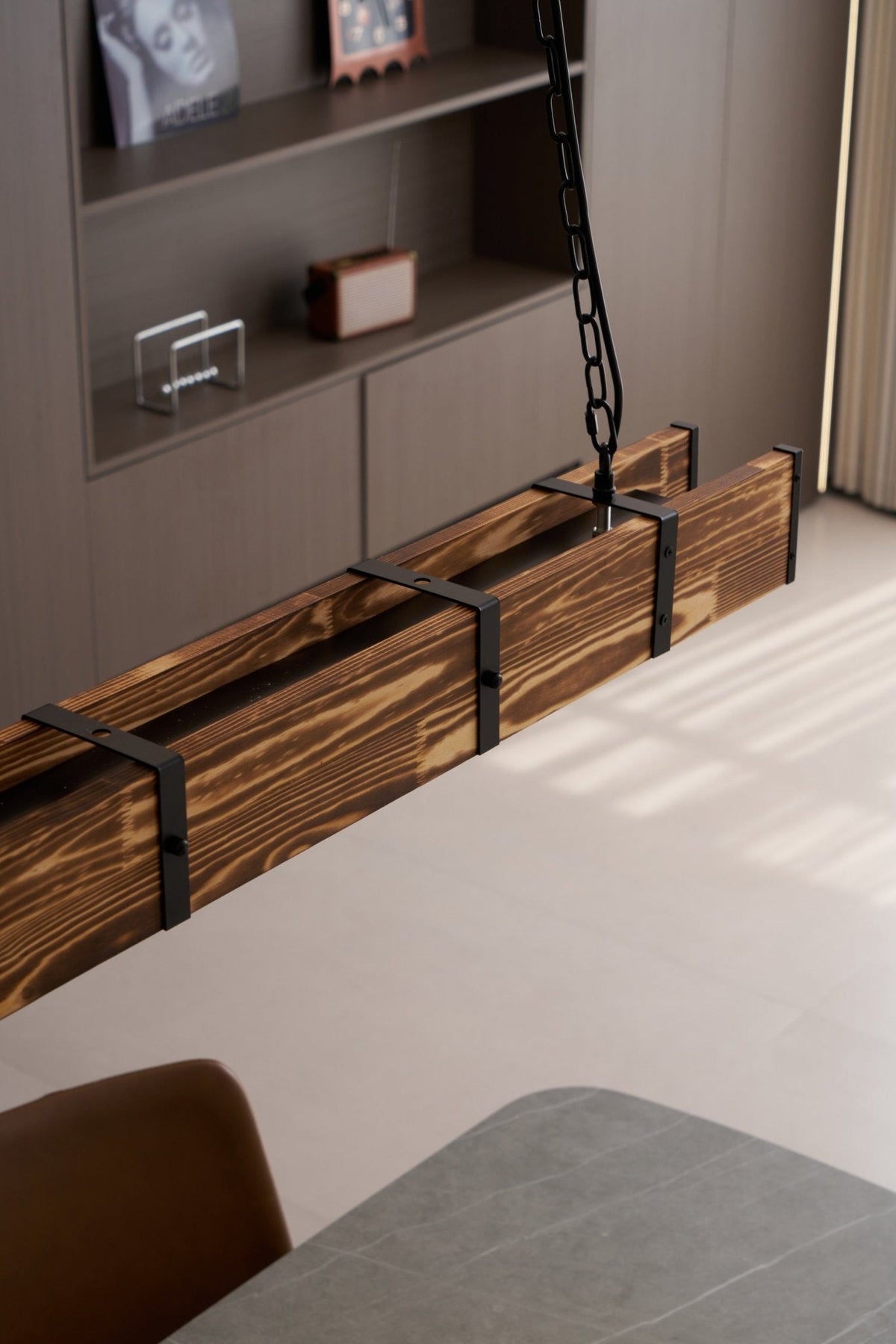 Aldelena Kronleuchter Pleva linear aus Naturholz