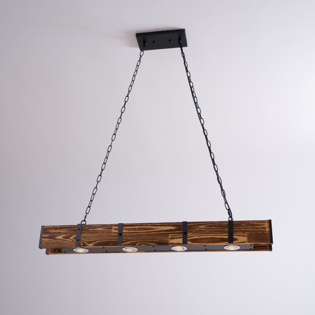 Aldelena Kronleuchter Pleva linear aus Naturholz