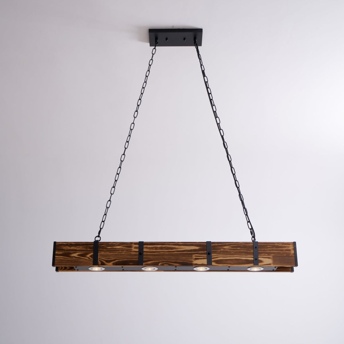 Aldelena Kronleuchter Pleva linear aus Naturholz
