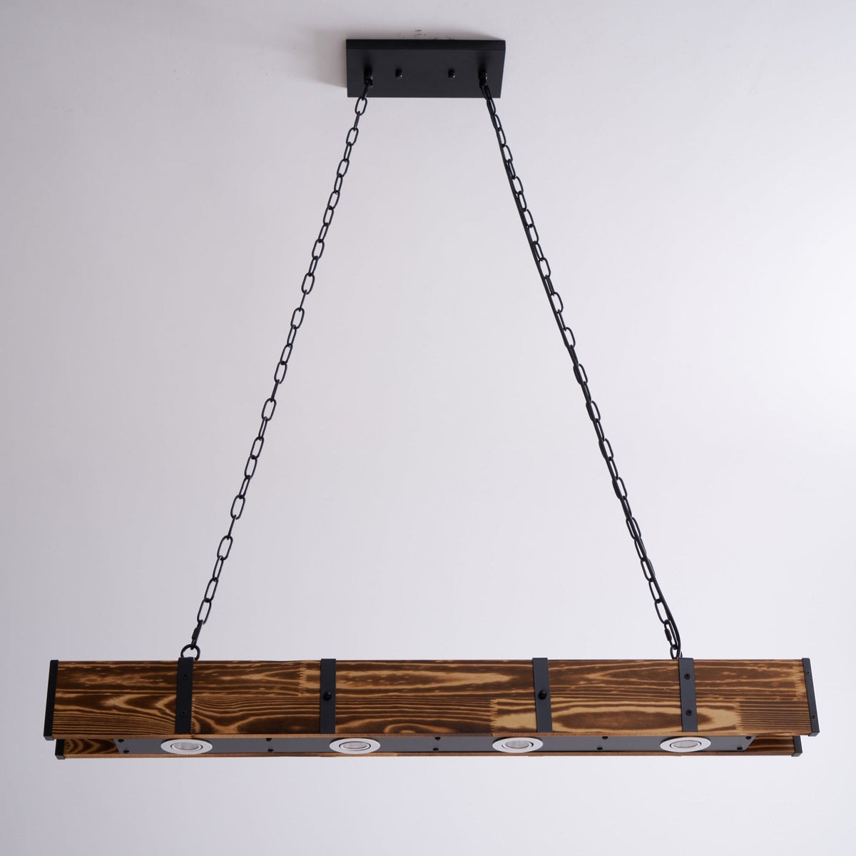Aldelena Kronleuchter Pleva linear aus Naturholz