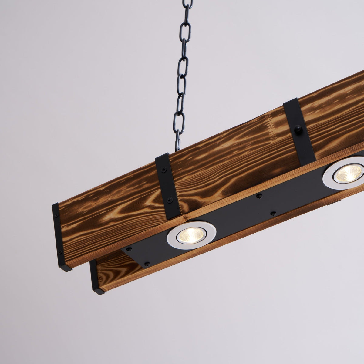 Aldelena Kronleuchter Pleva linear aus Naturholz