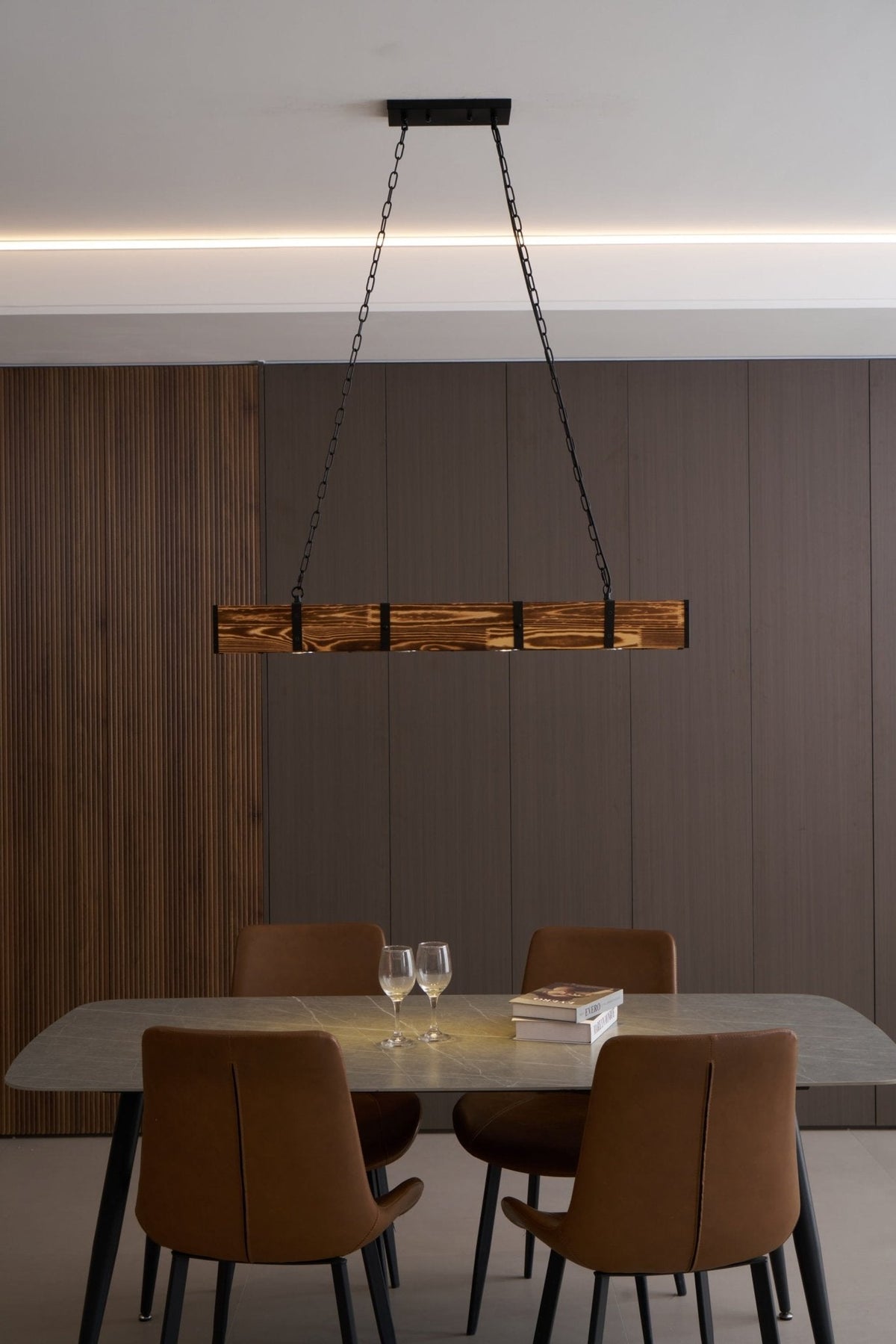 Aldelena Kronleuchter Pleva linear aus Naturholz