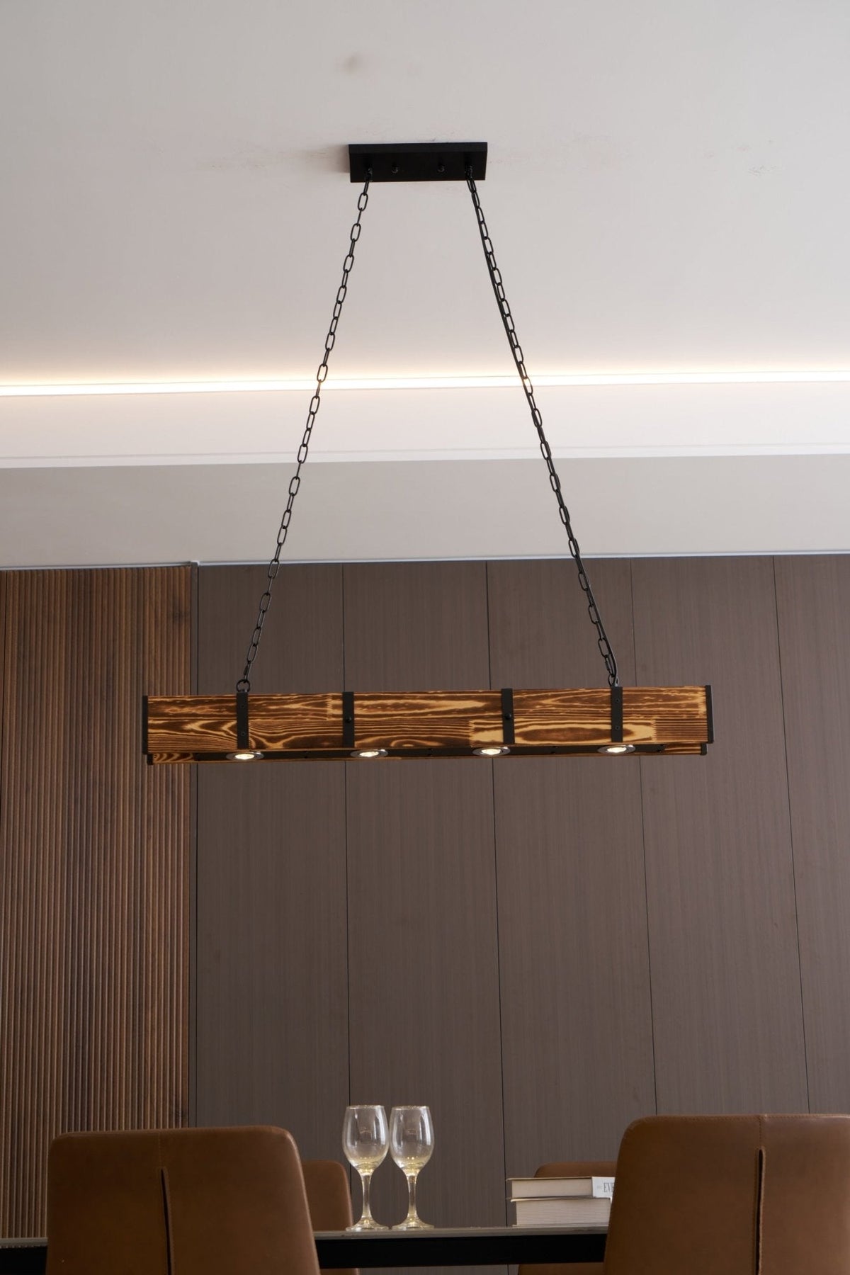 Aldelena Kronleuchter Pleva linear aus Naturholz