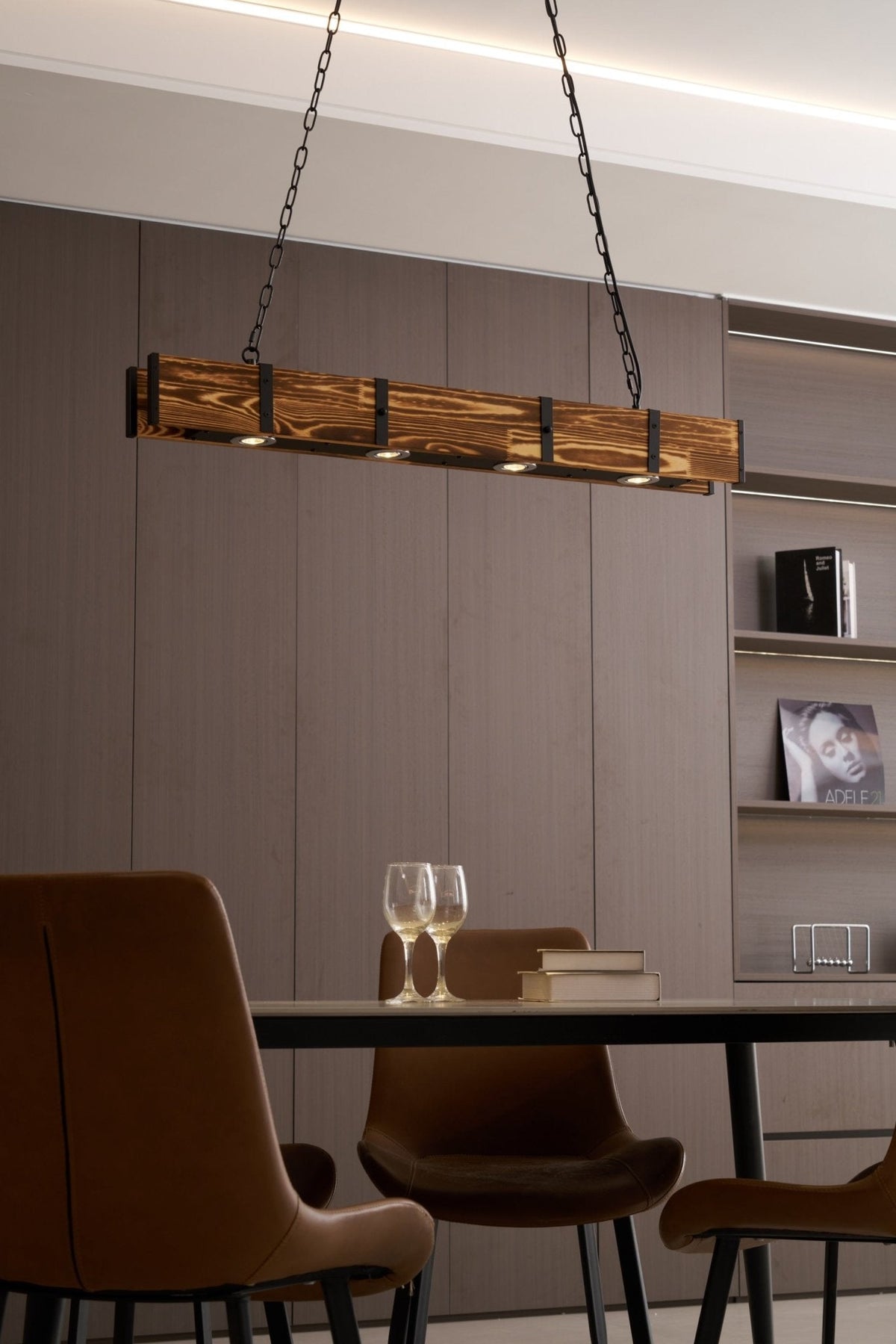 Aldelena Kronleuchter Pleva linear aus Naturholz
