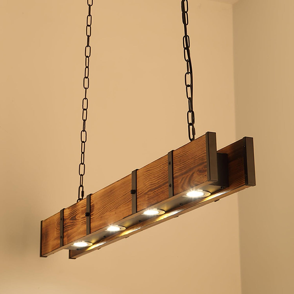 Aldelena Kronleuchter Pleva linear aus Naturholz