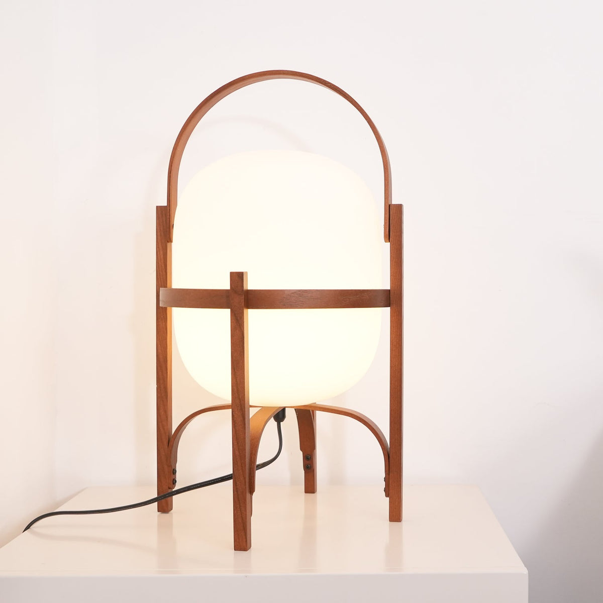 Lethra Tischleuchte aus Holz und Glas