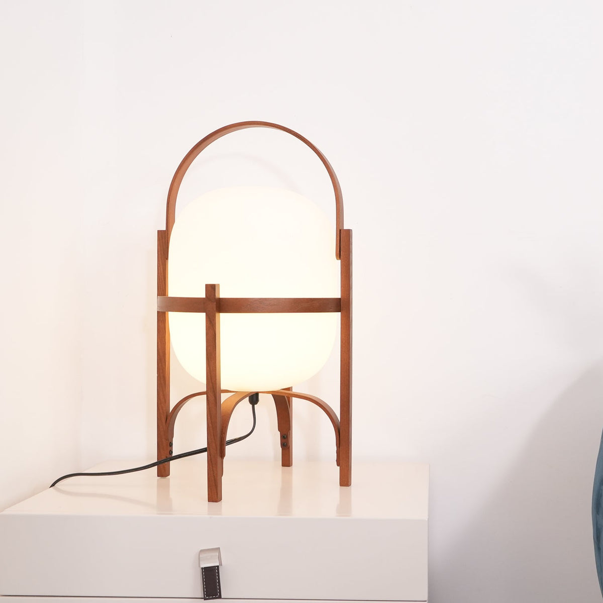 Lethra Tischleuchte aus Holz und Glas