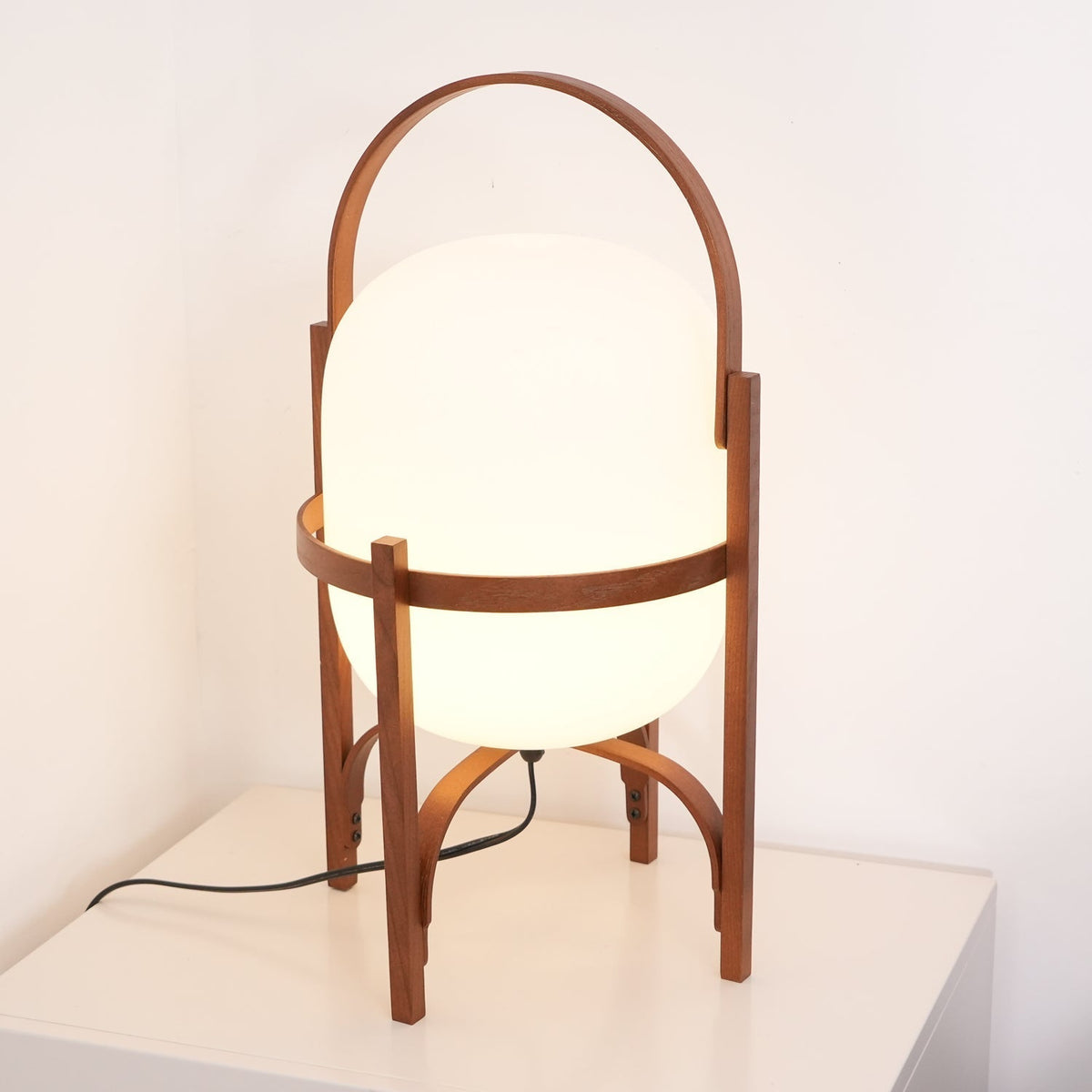 Lethra Tischleuchte aus Holz und Glas