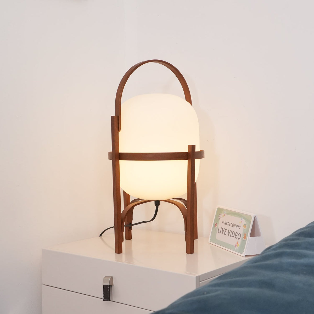 Lethra Tischleuchte aus Holz und Glas