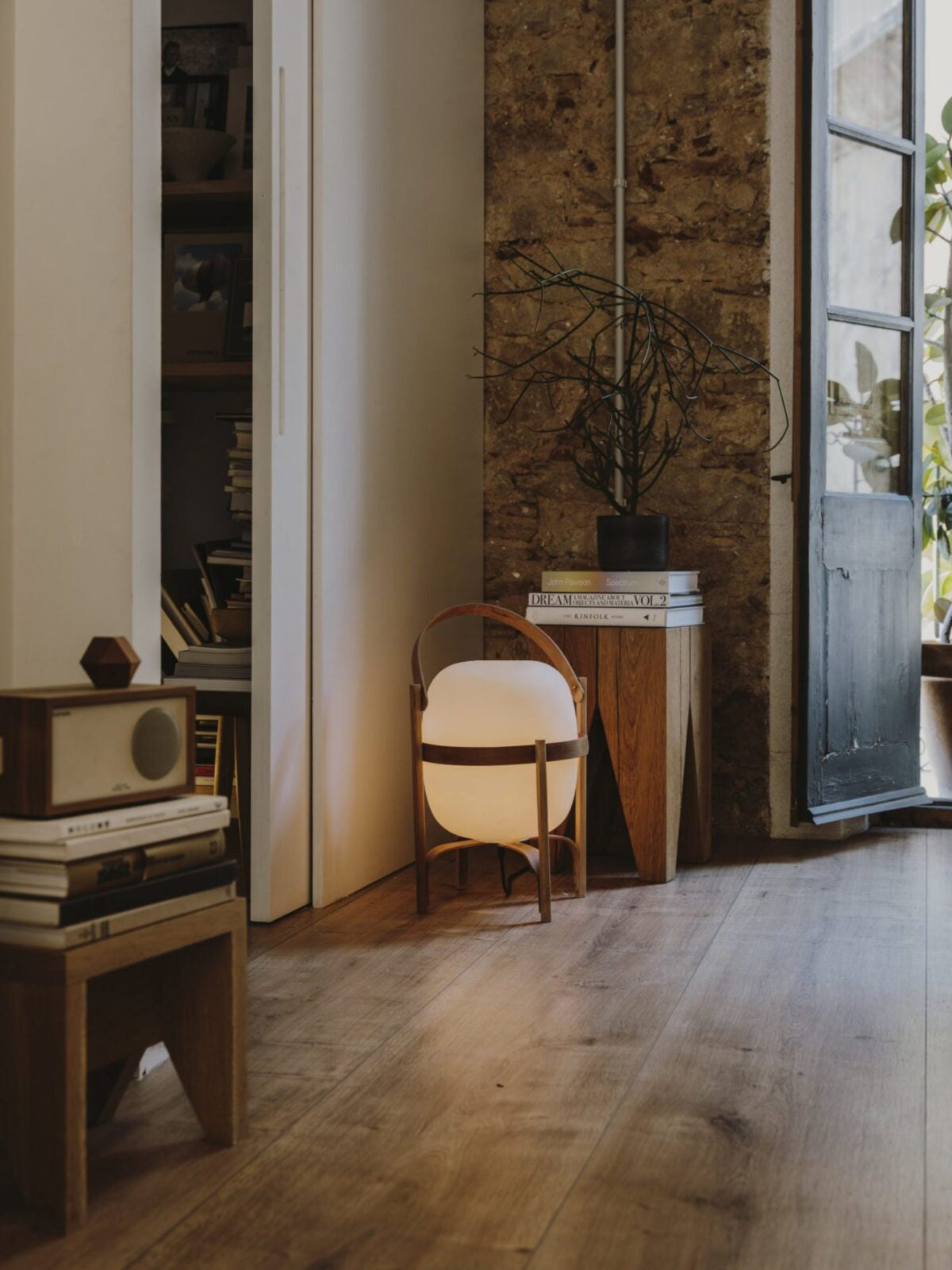 Lethra Tischleuchte aus Holz und Glas