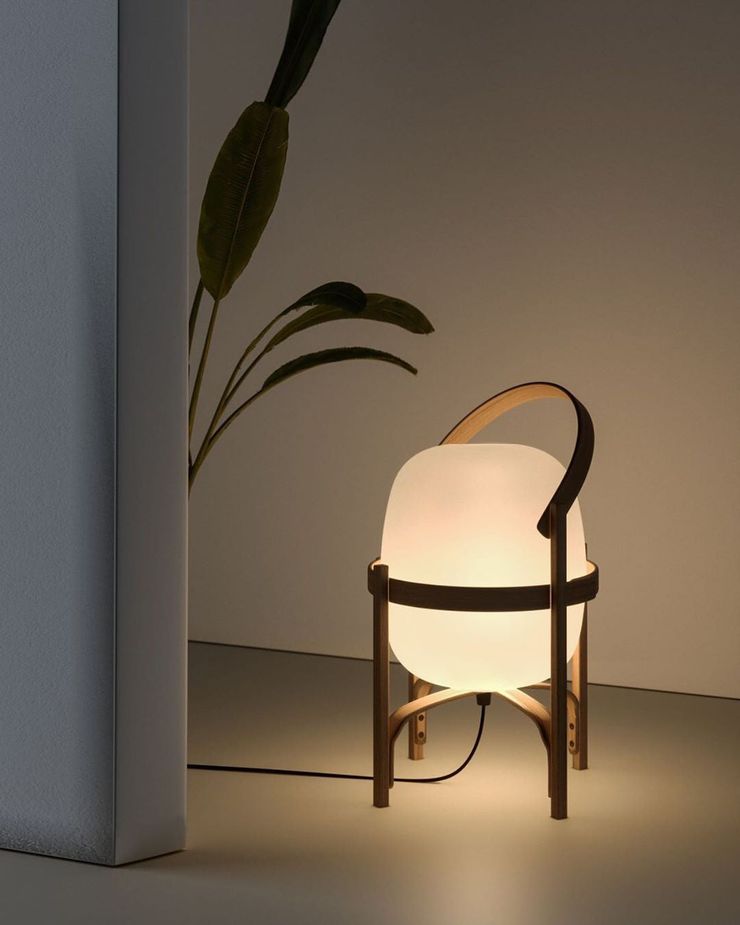 Lethra Tischleuchte aus Holz und Glas