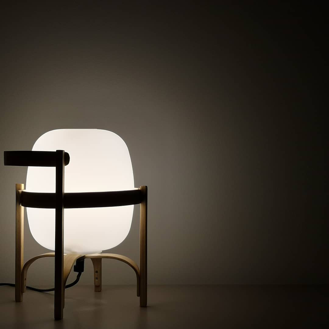 Lethra Tischleuchte aus Holz und Glas