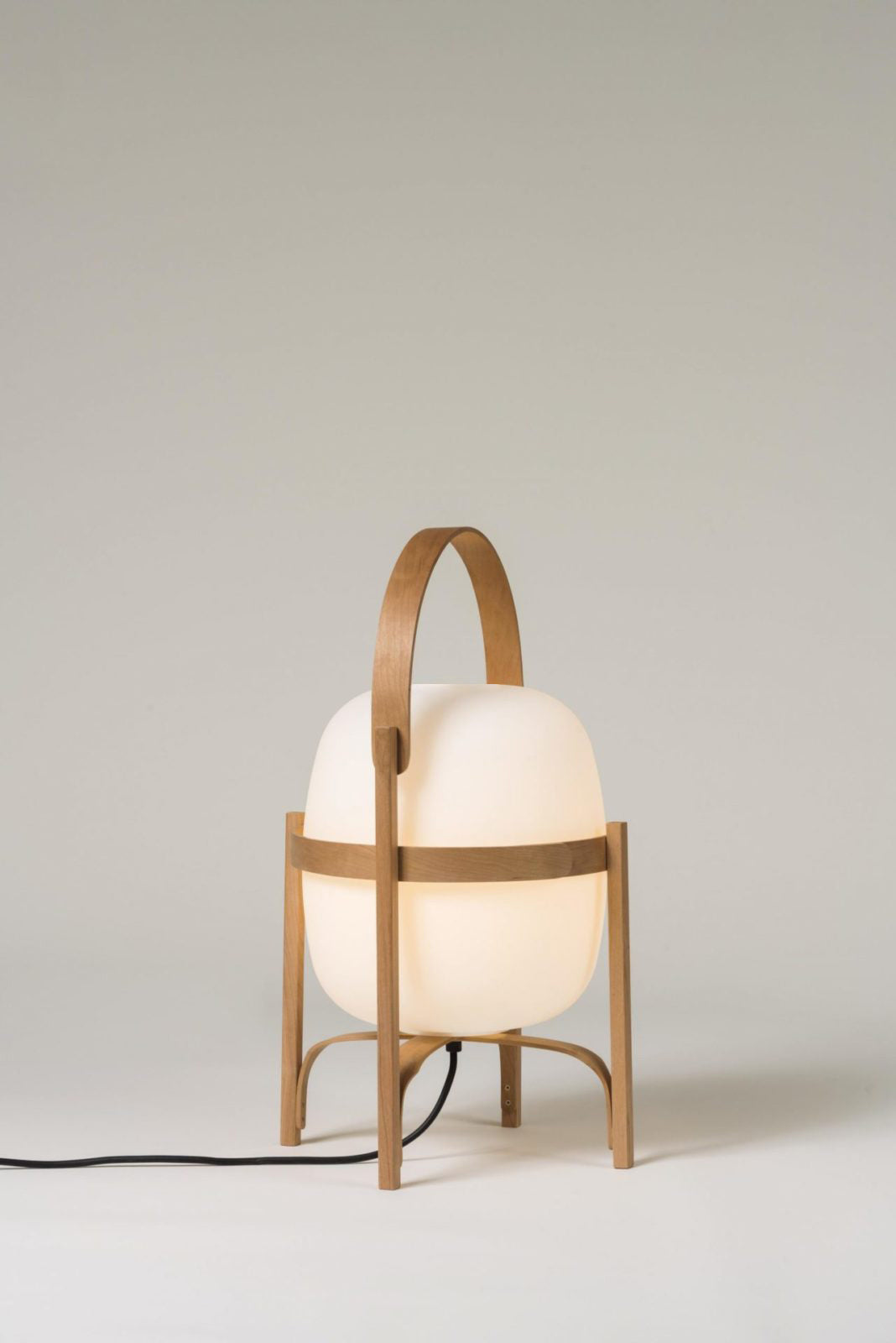 Lethra Tischleuchte aus Holz und Glas
