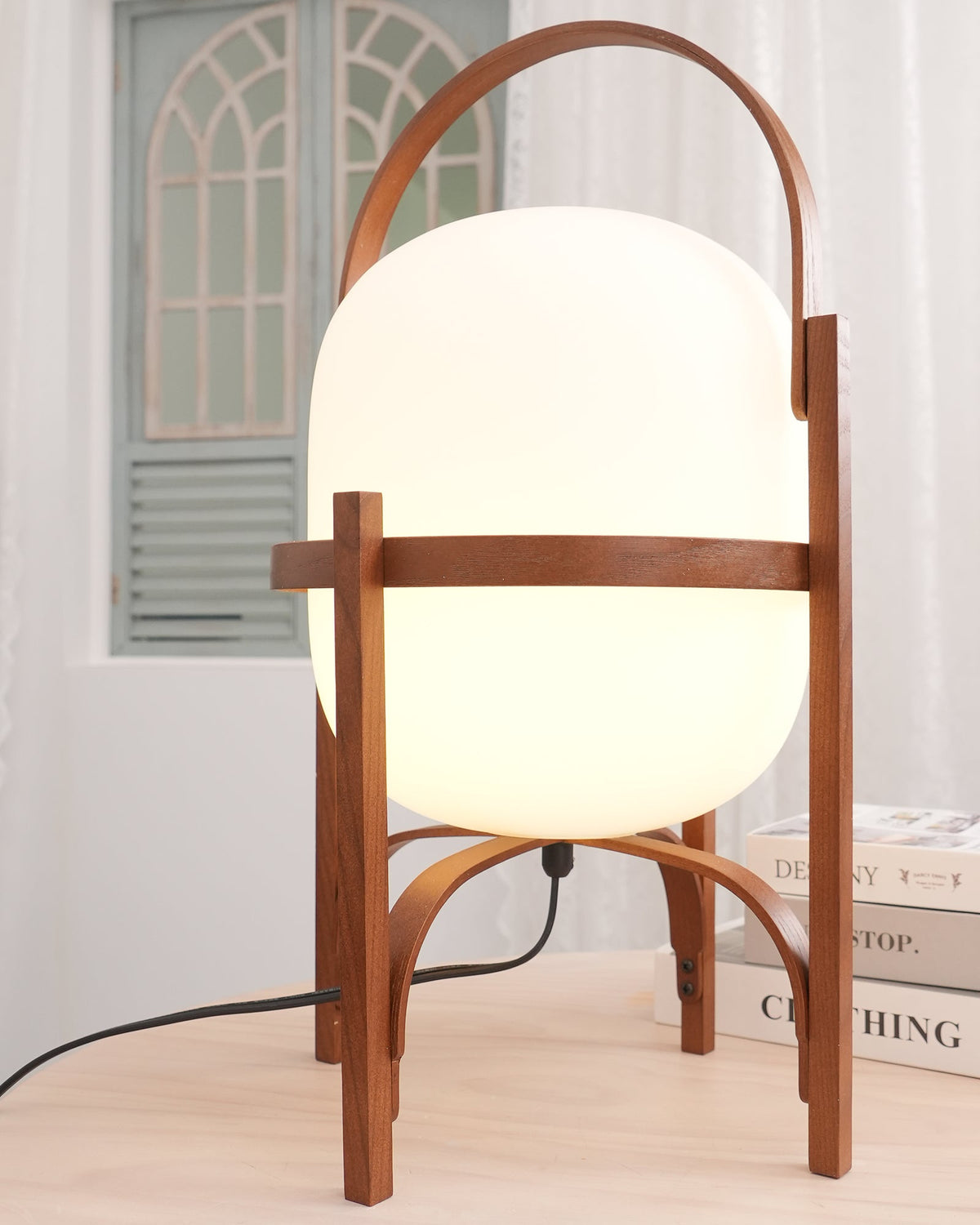 Lethra Tischleuchte aus Holz und Glas