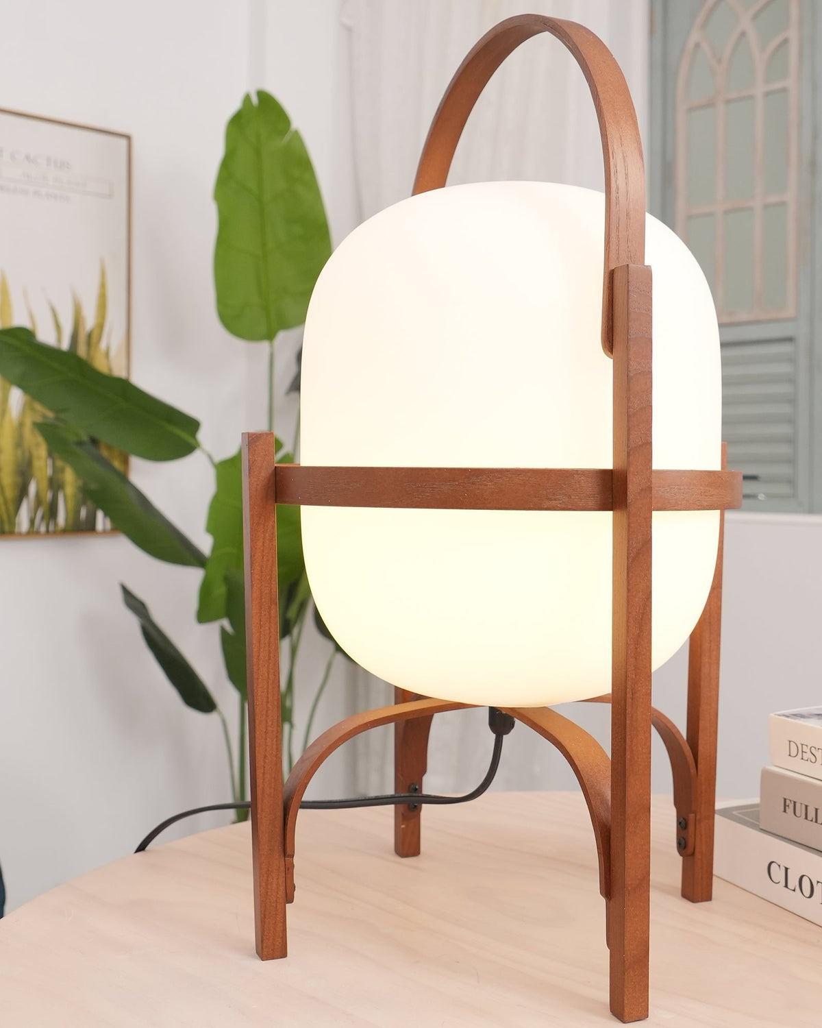 Lethra Tischleuchte aus Holz und Glas