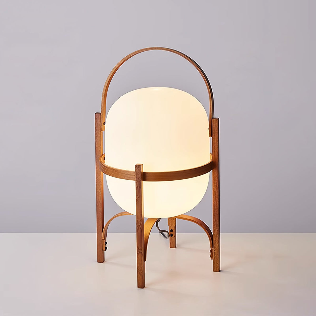Lethra Tischleuchte aus Holz und Glas