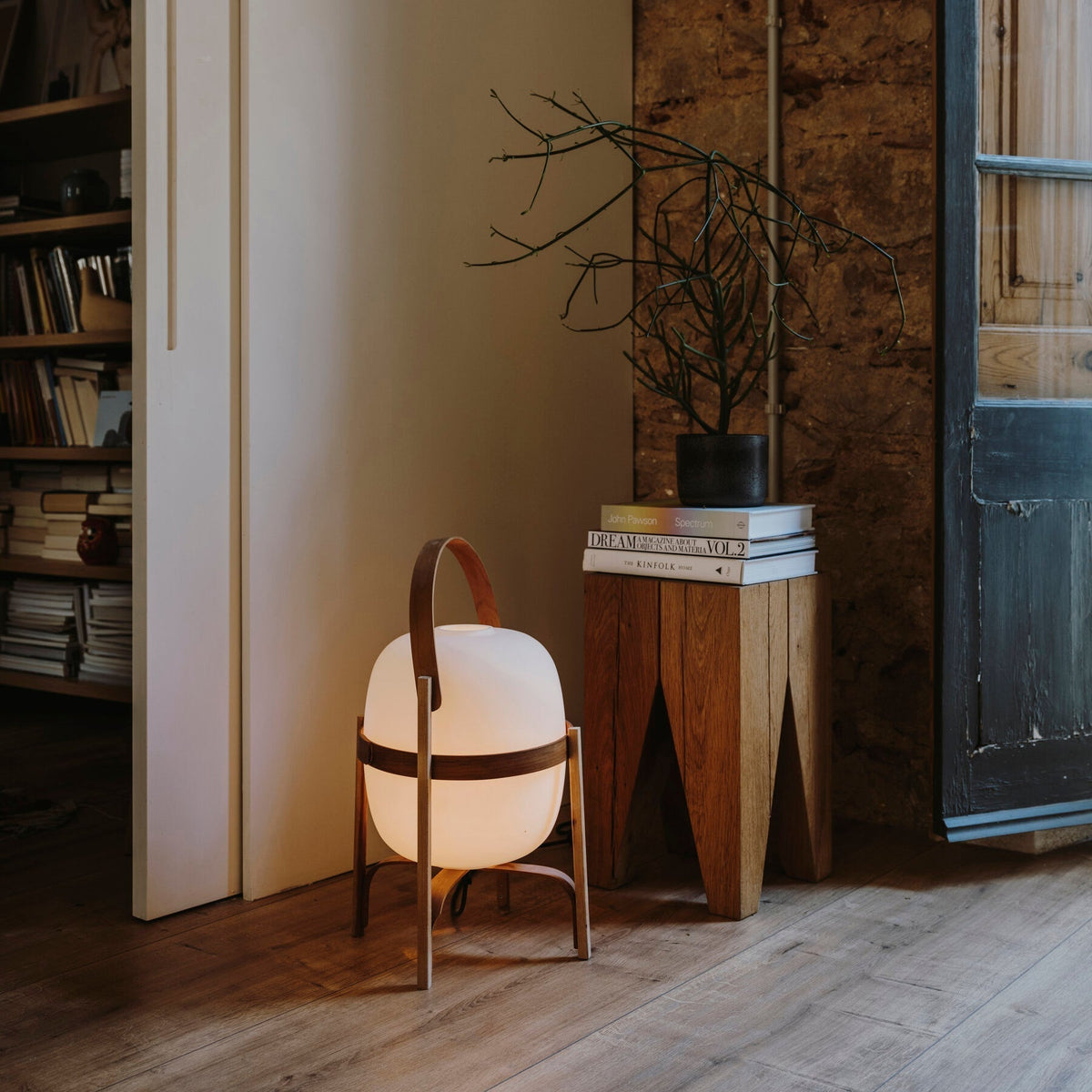 Lethra Tischleuchte aus Holz und Glas